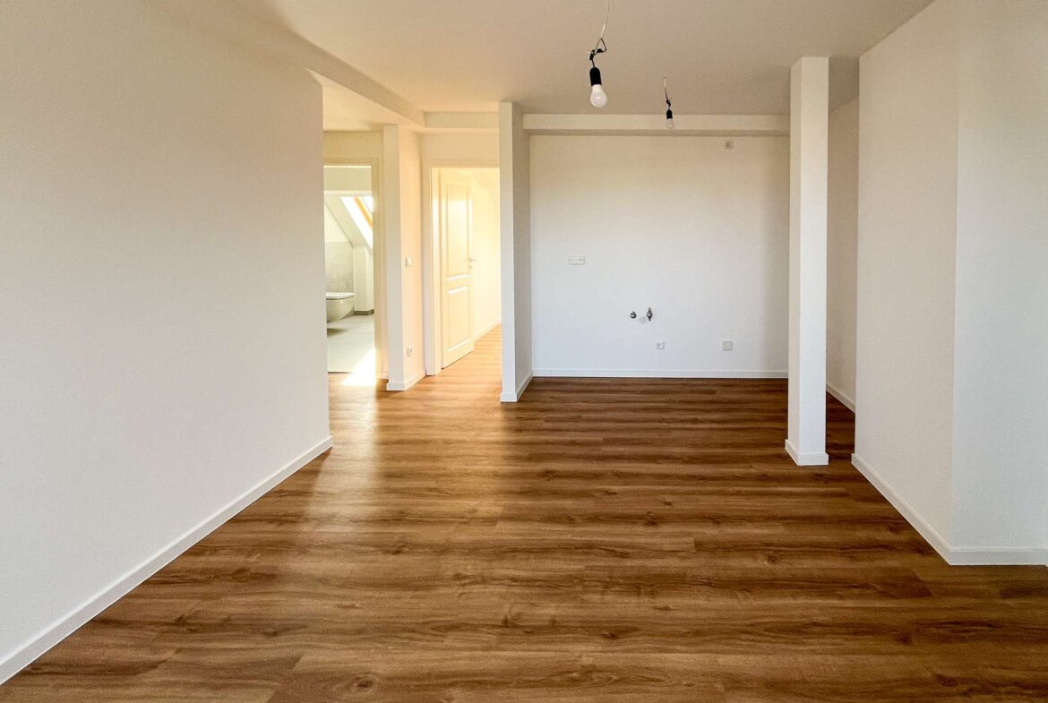 WZ mit Blick in die Küche