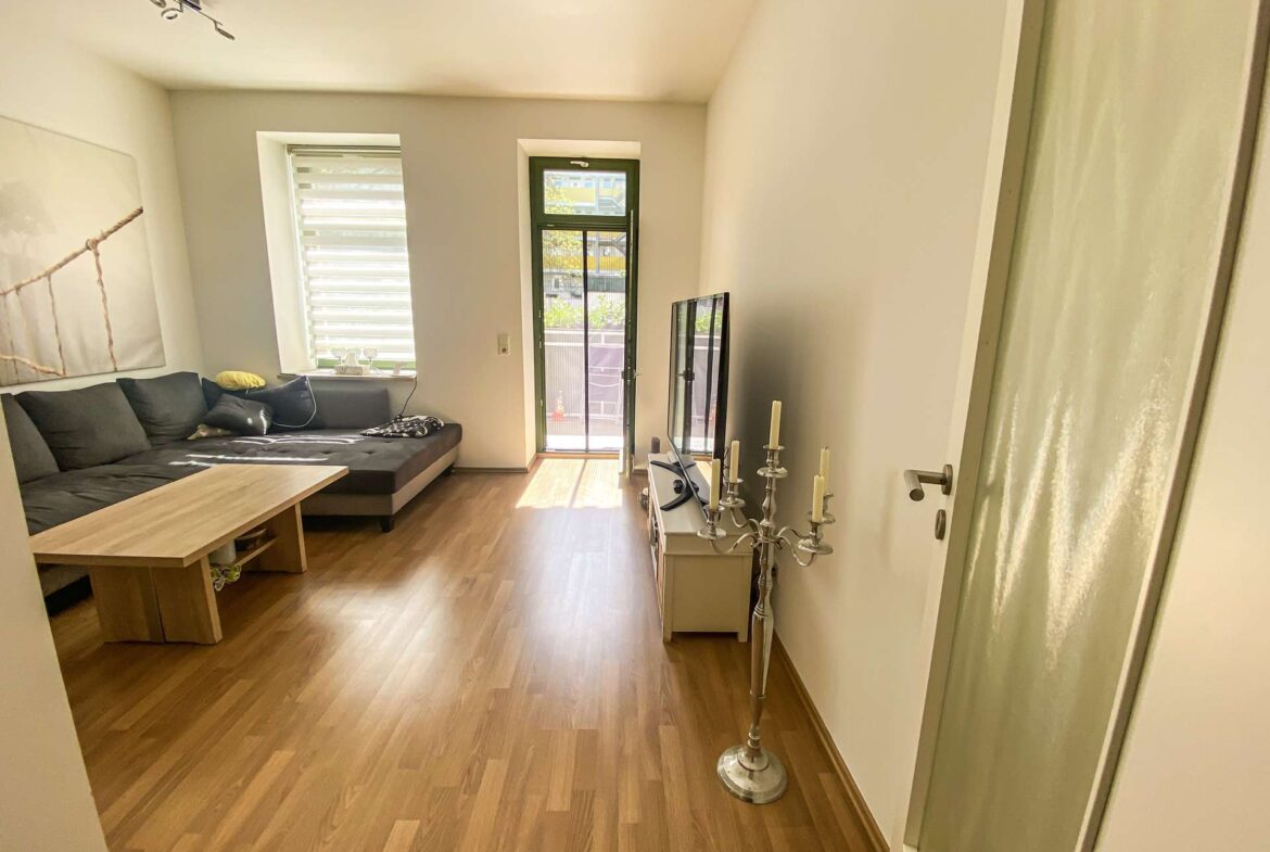 Wohnzimmer mit Balkonzugang