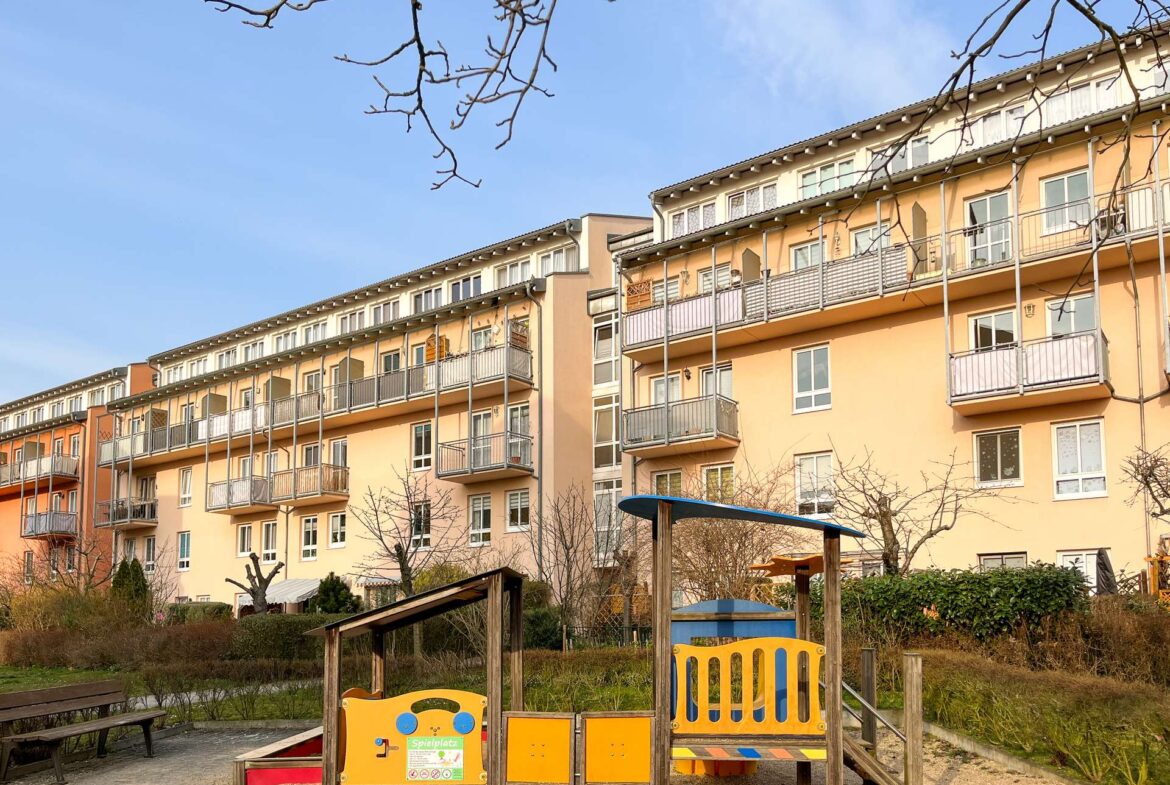 Hausansicht mit Spielplatz