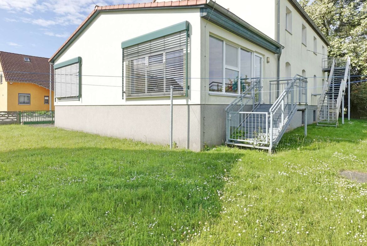 mit Außentreppen