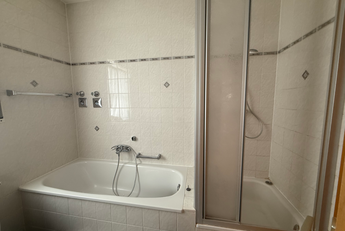 Tageslichtbad mit Badewanne und Dusche