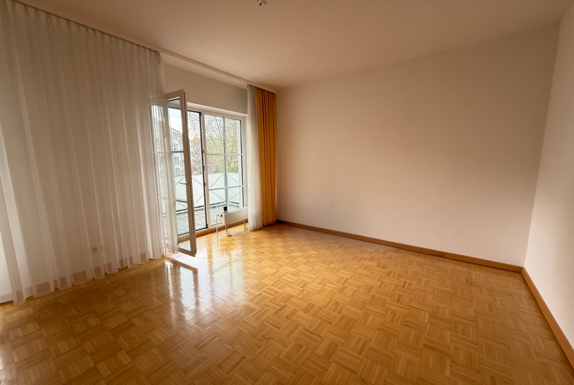 Wohnbereich mit Zugang zum Balkon