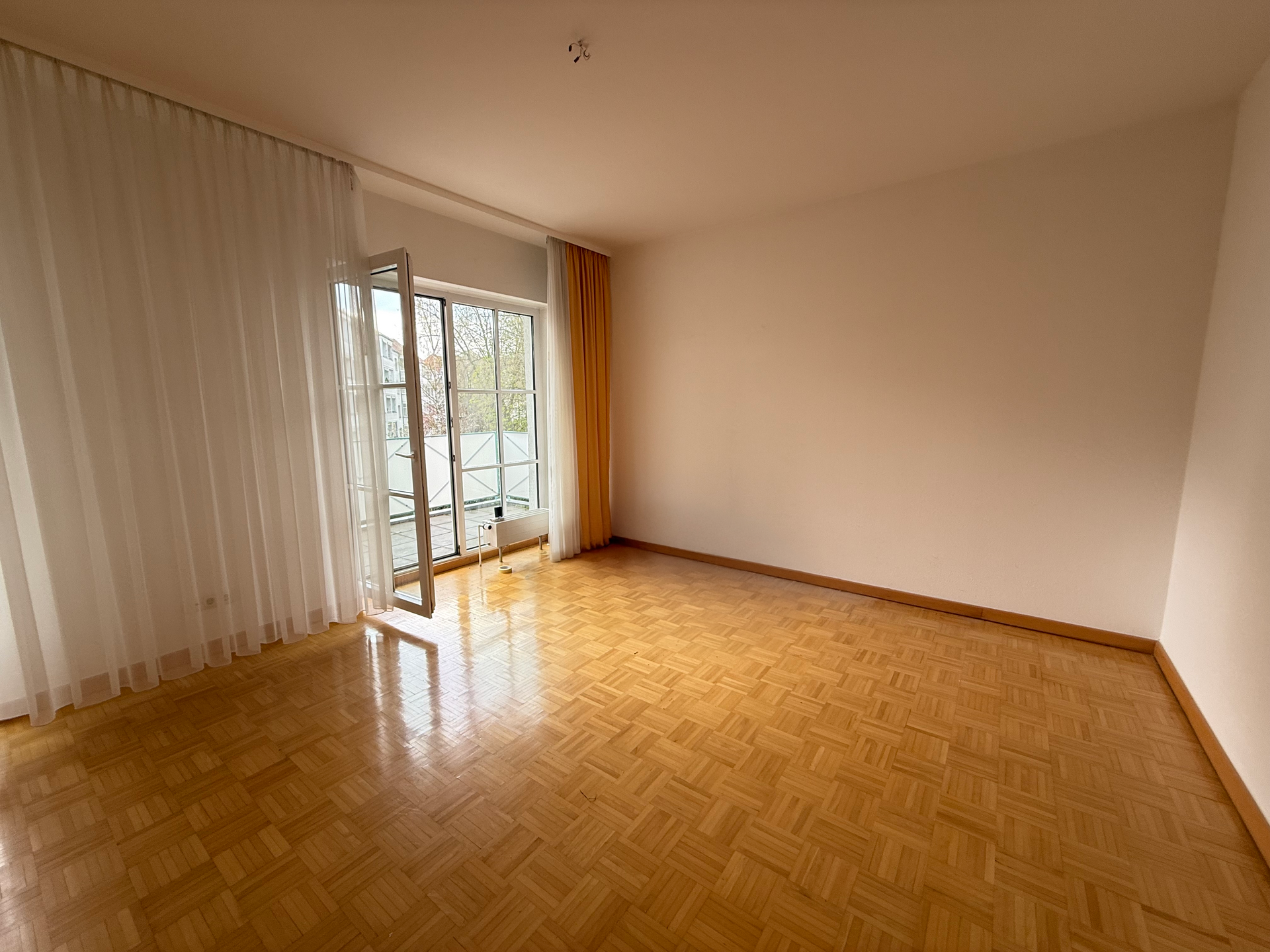 Wohnbereich mit Zugang zum Balkon