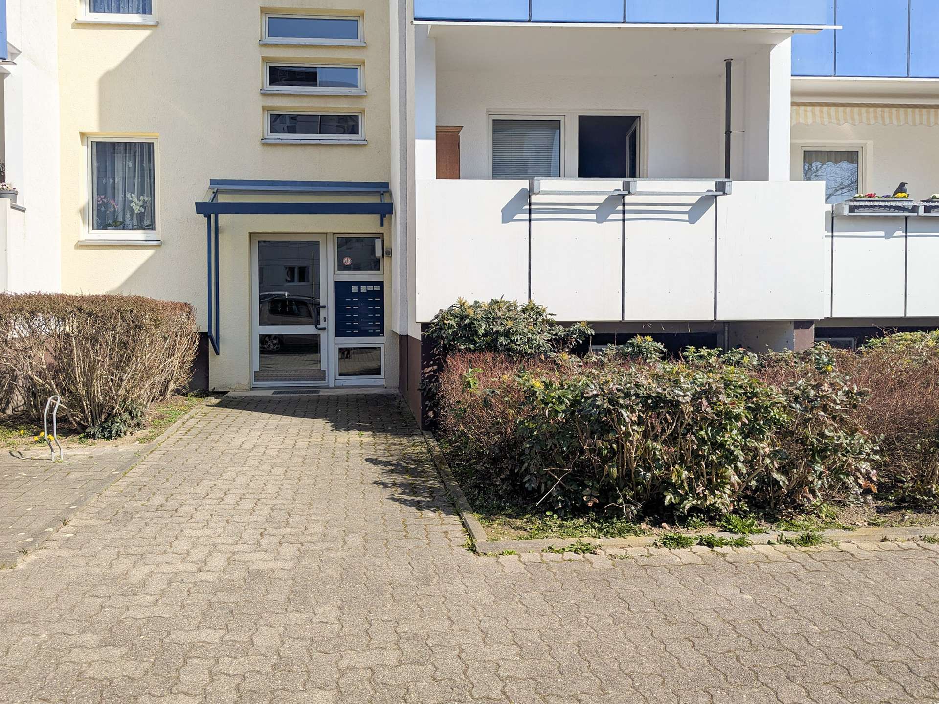 Eingangstür und Balkon