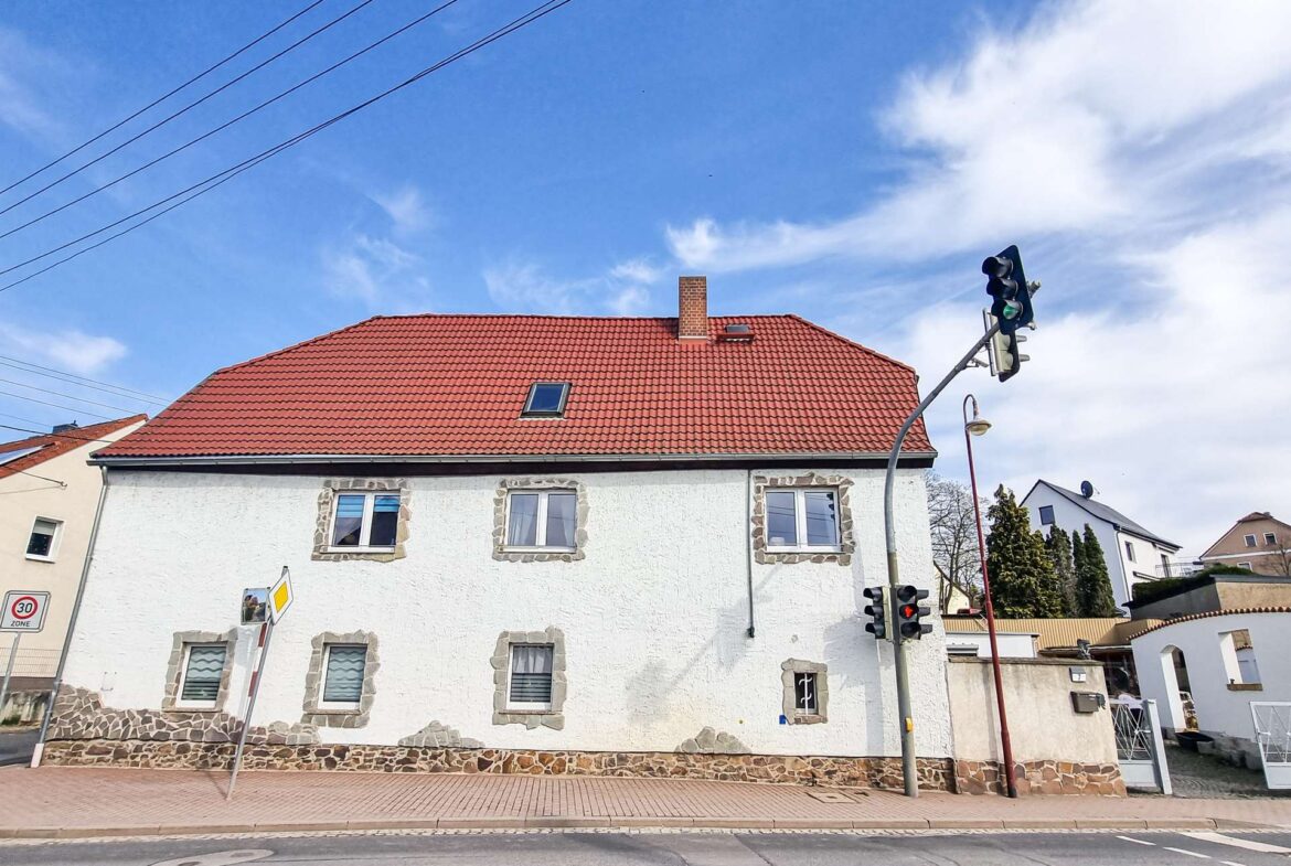 Straßenseitige Gebäudeansicht