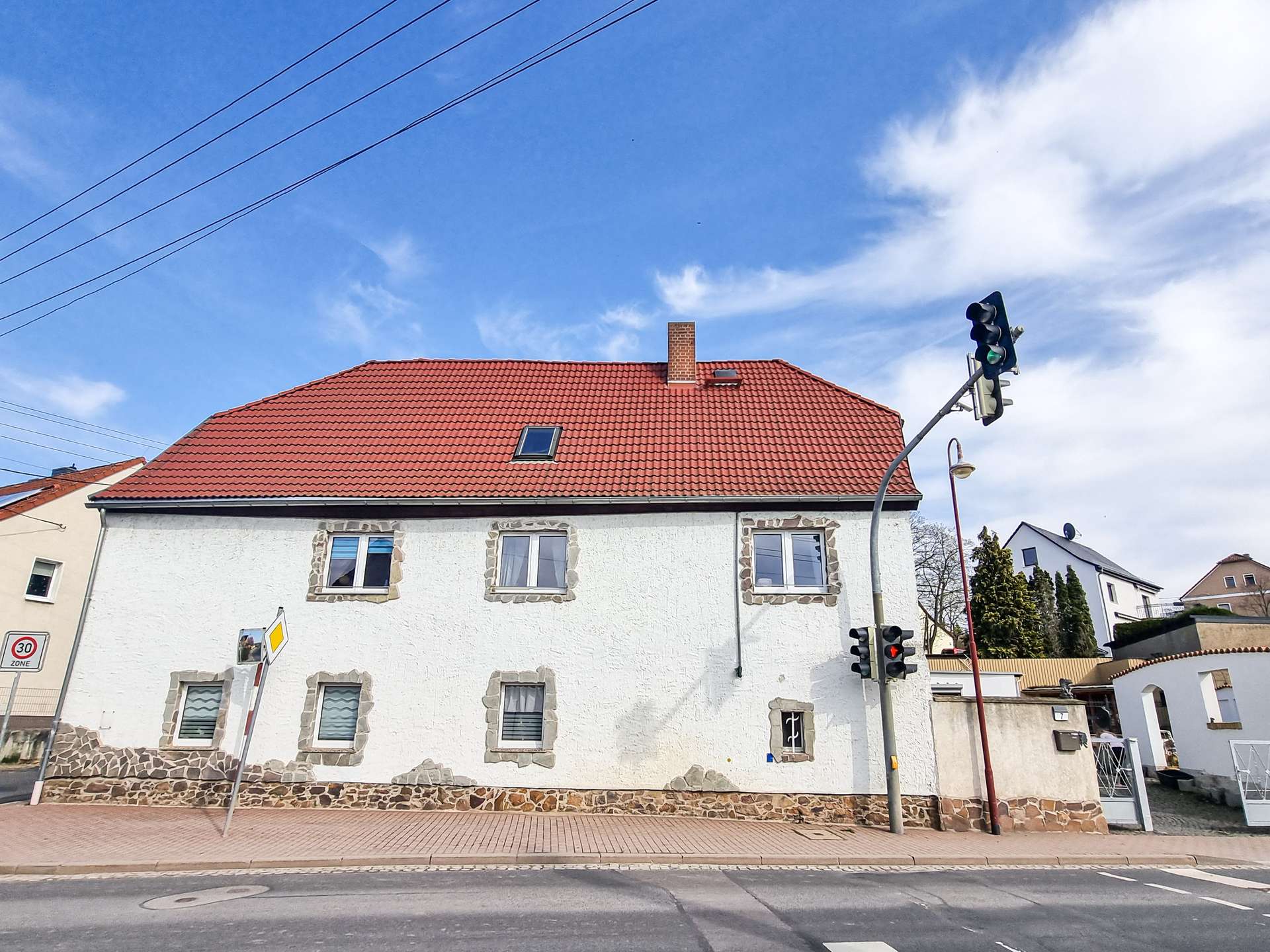 Straßenseitige Gebäudeansicht