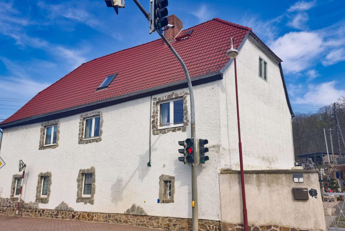 Straßenseitige Gebäudeansicht