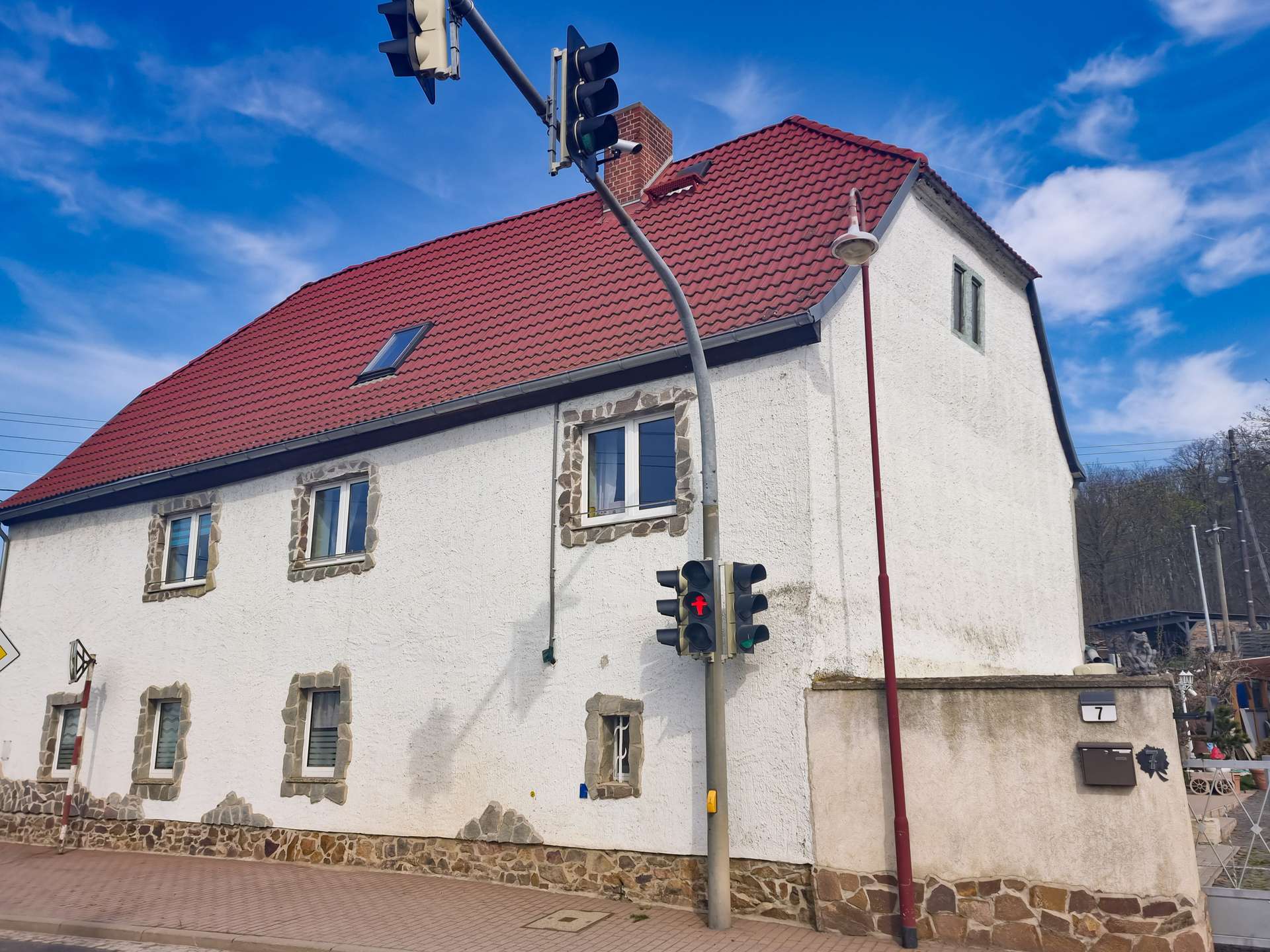 Straßenseitige Gebäudeansicht