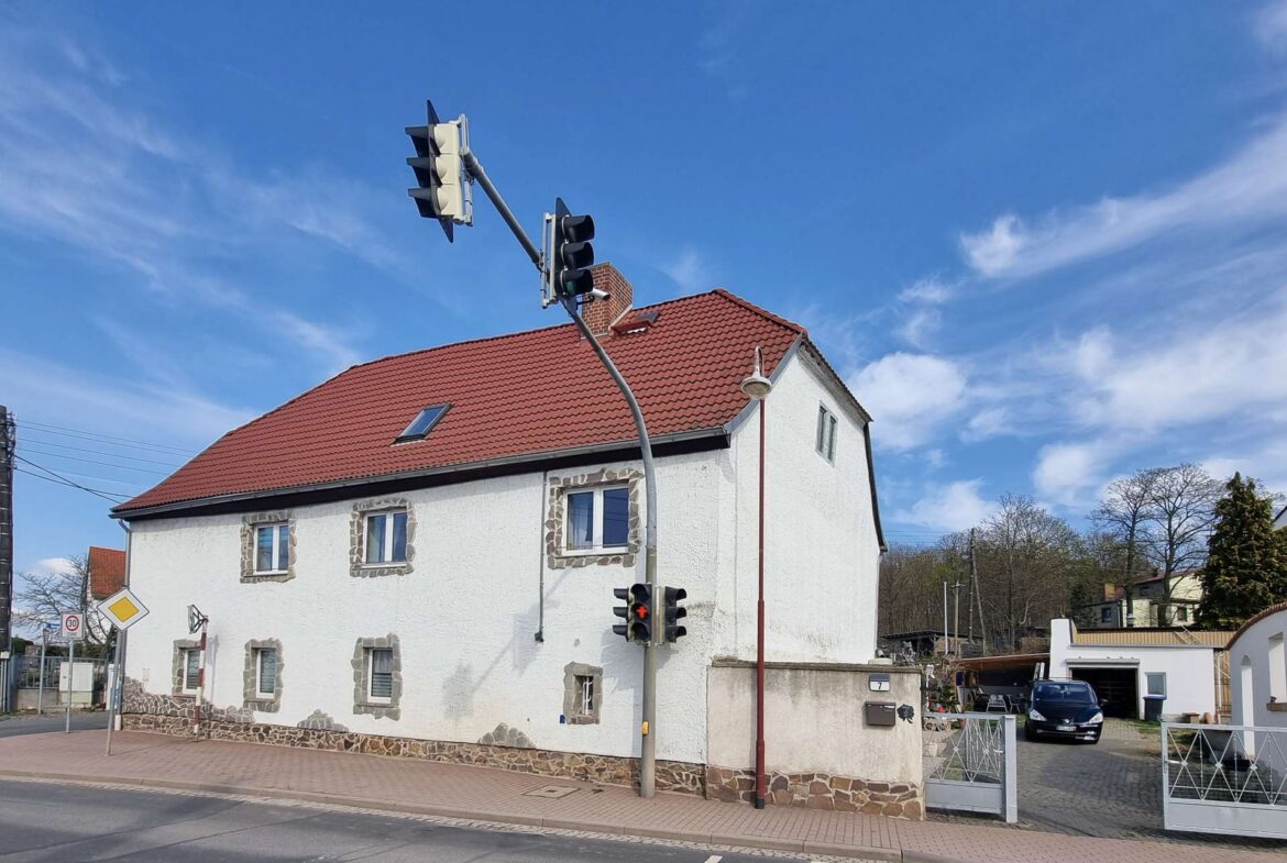 Straßenseitige Gebäudeansicht