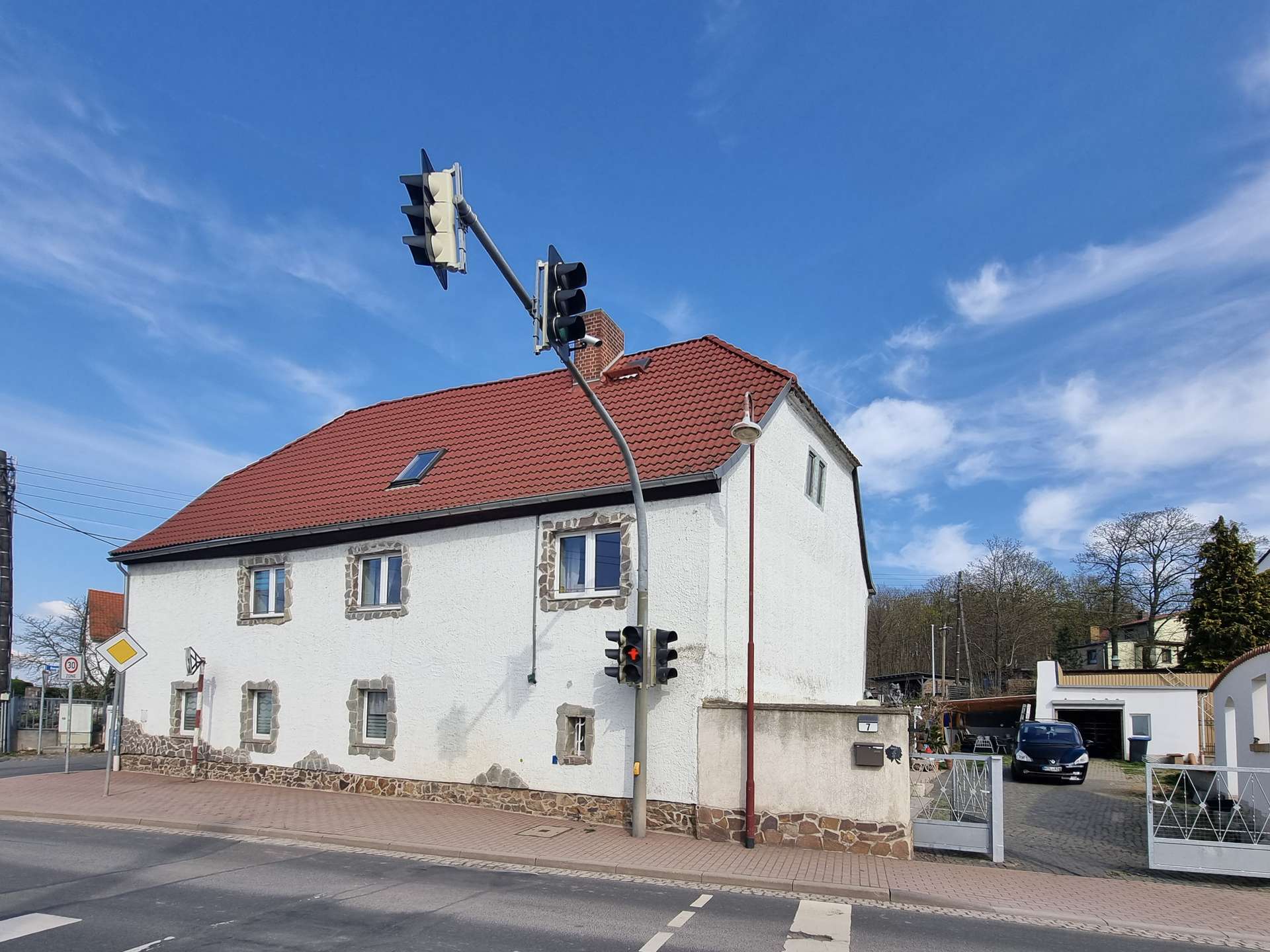 Straßenseitige Gebäudeansicht