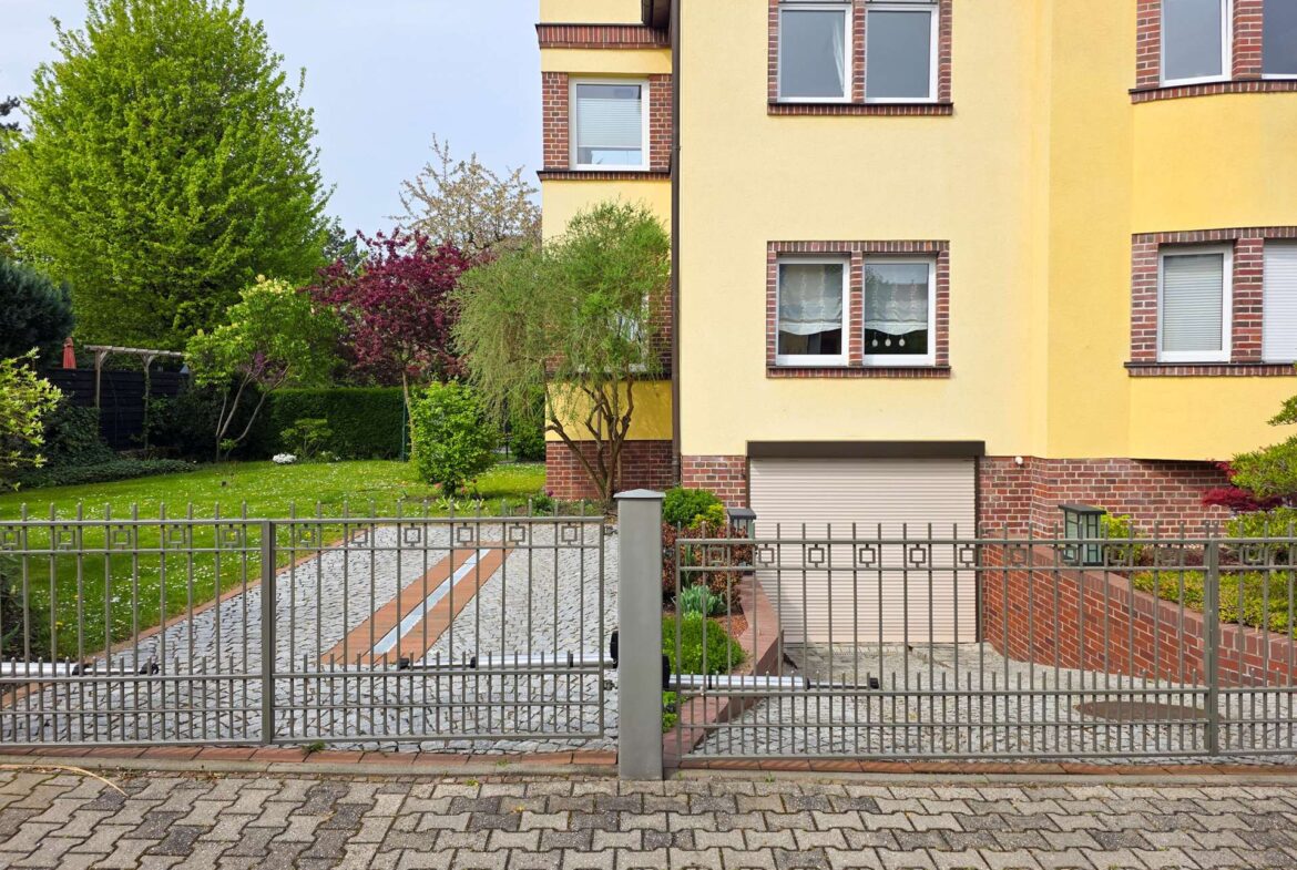 Außenstellplatz + Garage