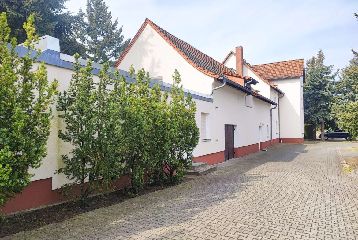 Hof mit Garage