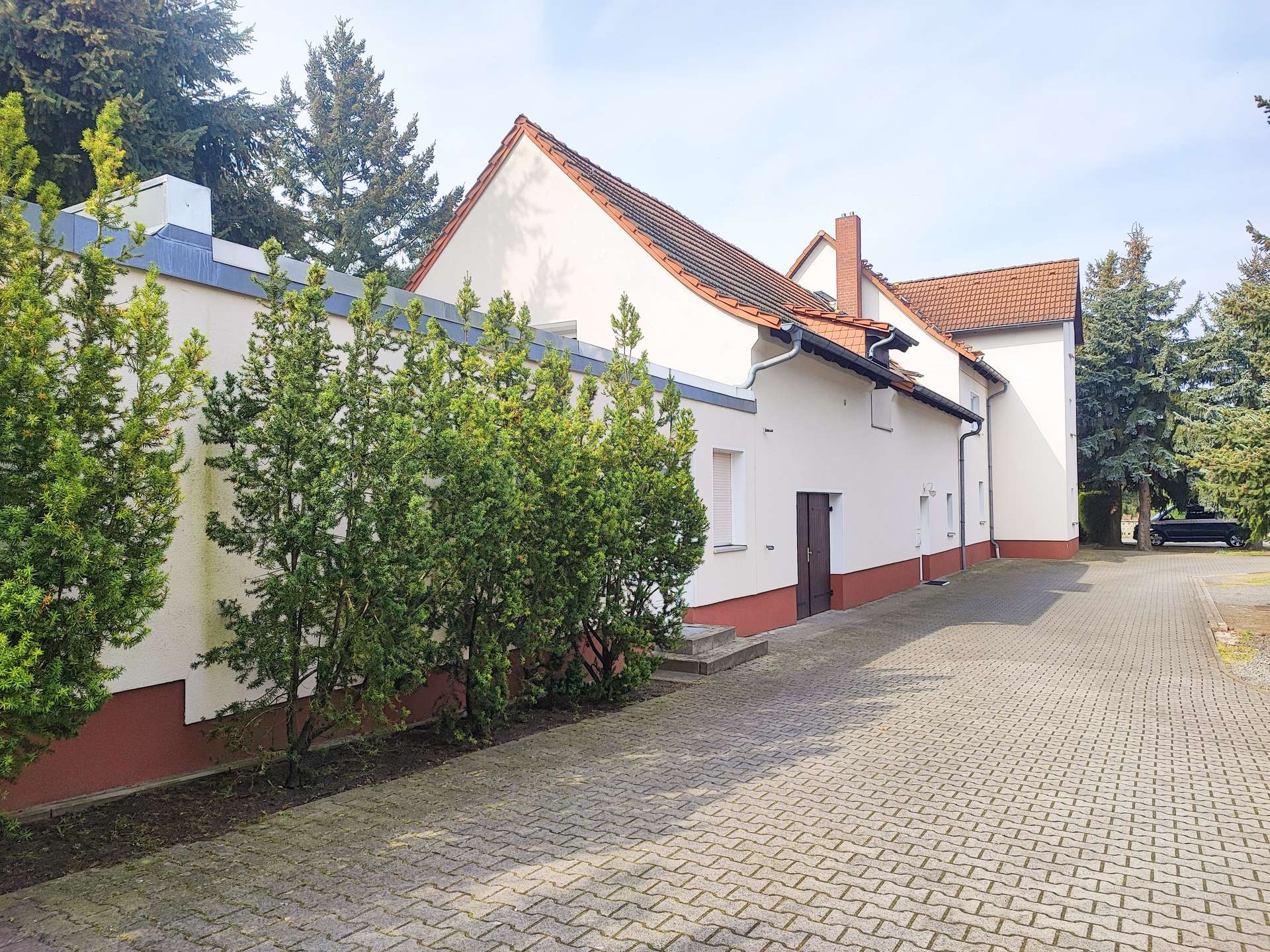 Hof mit Garage