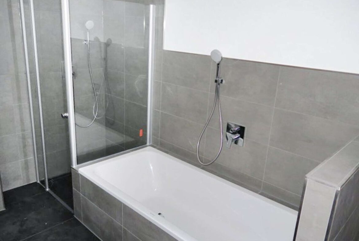 Badezimmer mit Dusche und Badewanne - vor Vermietung
