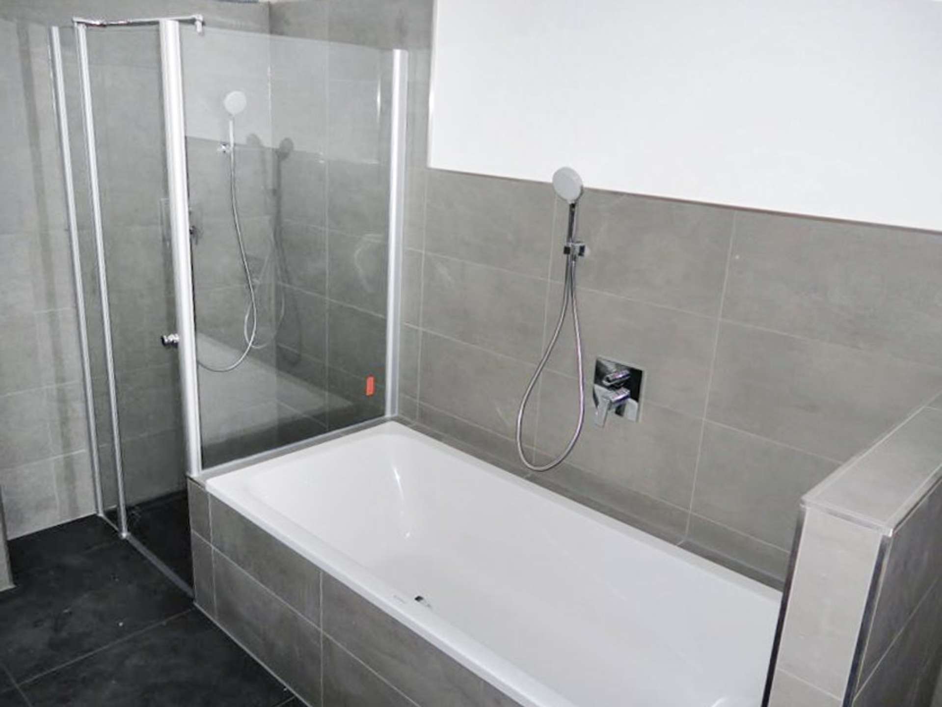 Badezimmer mit Dusche und Badewanne - vor Vermietung