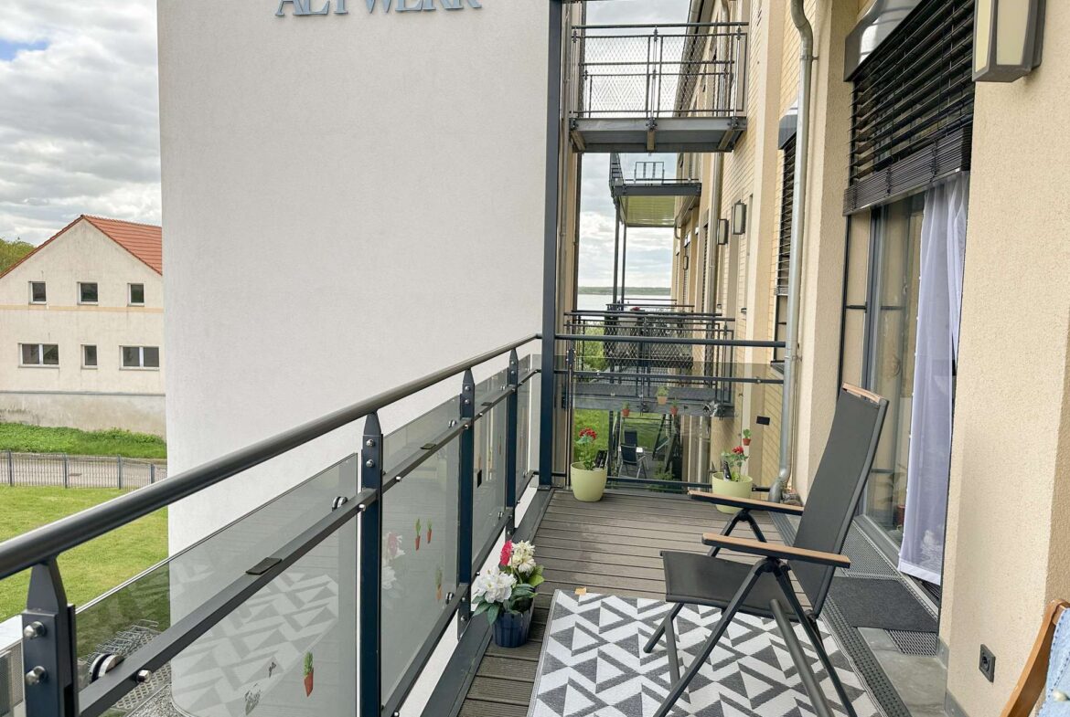 Balkon mit seitlichem Seeblick