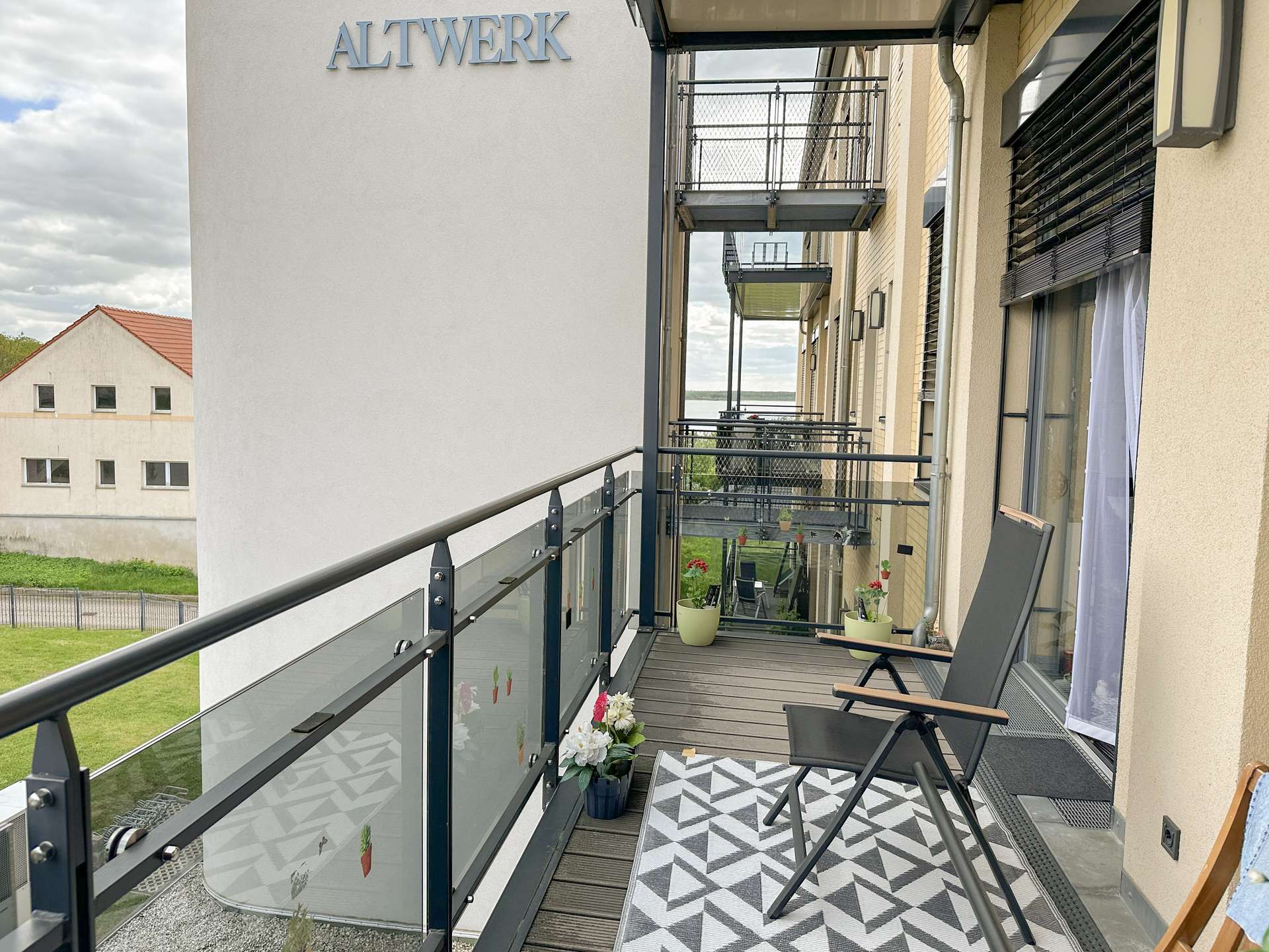 Balkon mit seitlichem Seeblick