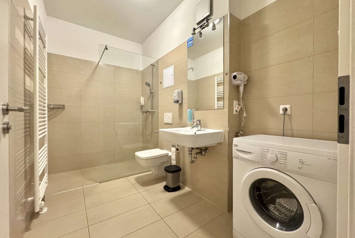Badezimmer mit ebenerdiger Dusche