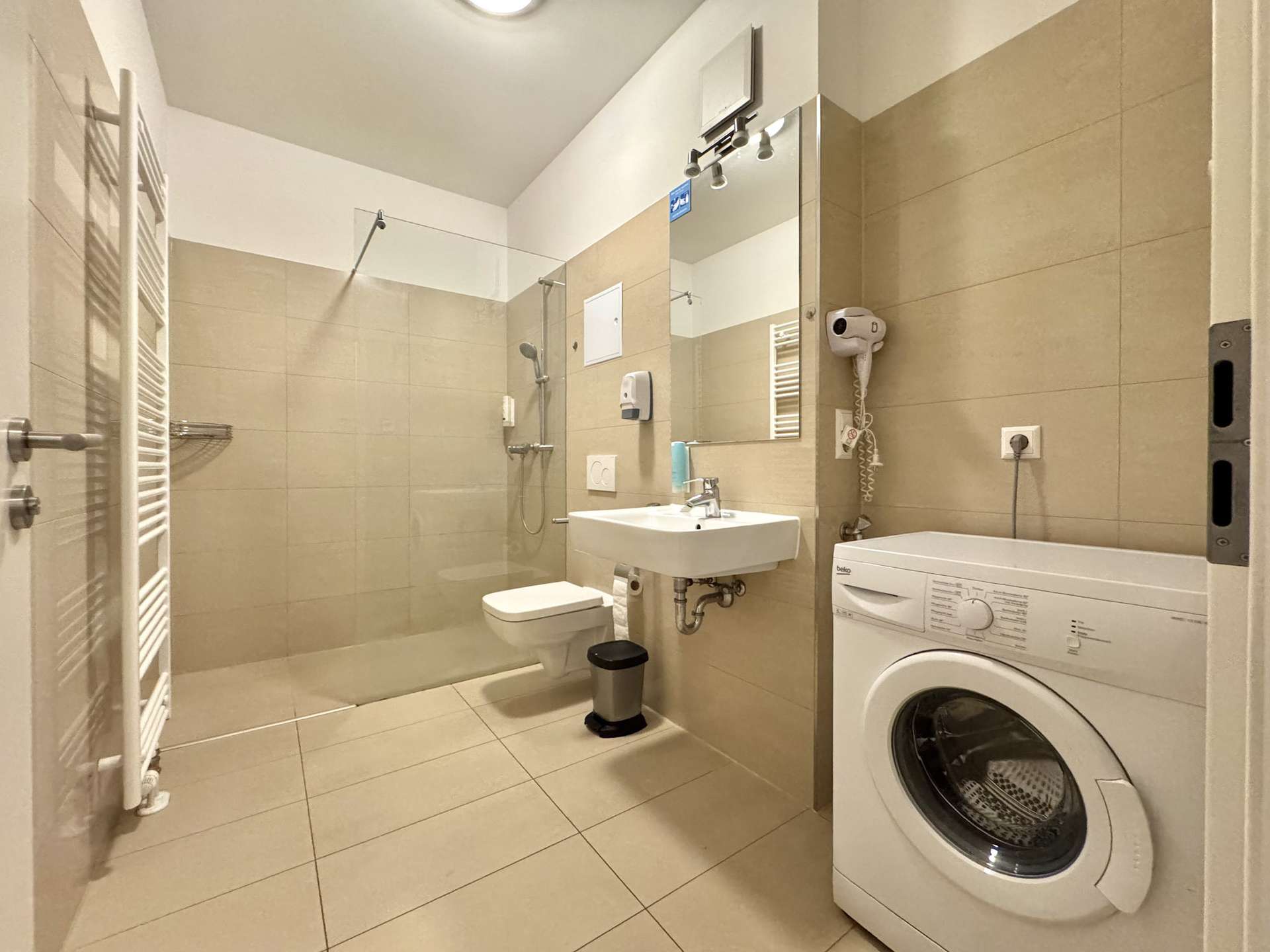 Badezimmer mit ebenerdiger Dusche