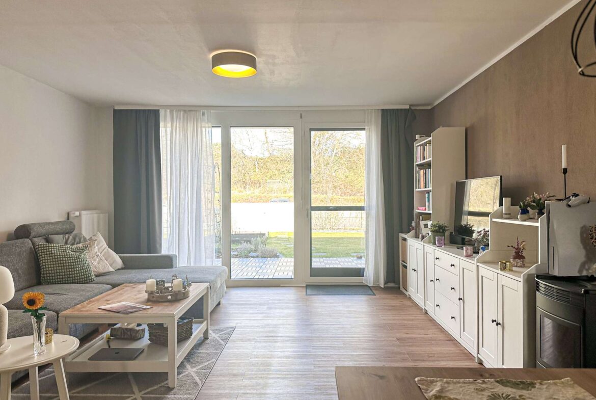 Wohnbereich mit Zugang zur Terrasse