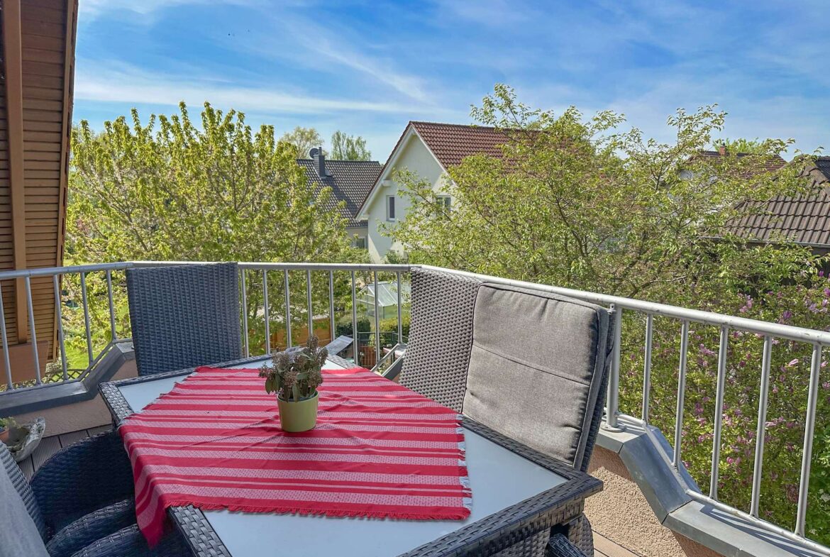 Sonnige Terrasse im Dachgeschoss