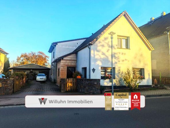 Hausansicht mit Einfahrt und Anbau