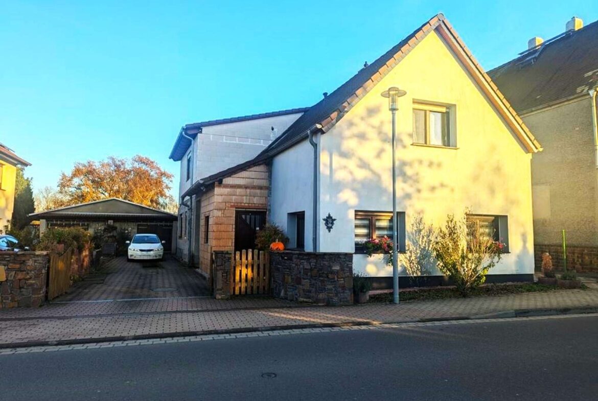 Hausansicht mit Einfahrt