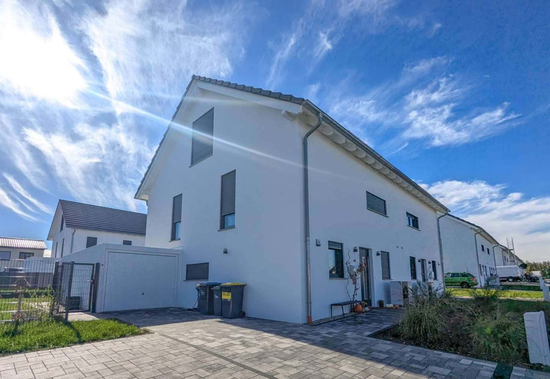 Schönes Doppelhaus mit Garage