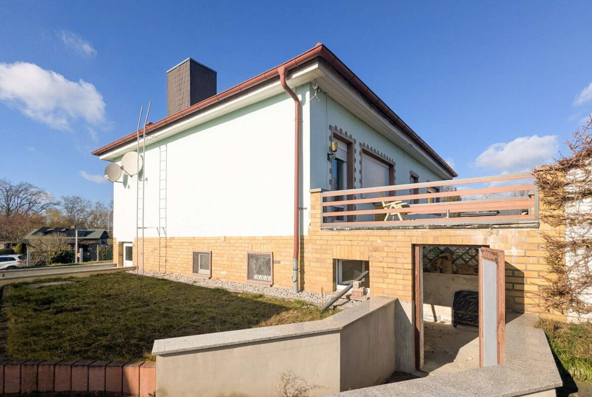 Seitenansicht mit Terrasse und Nebeneingang