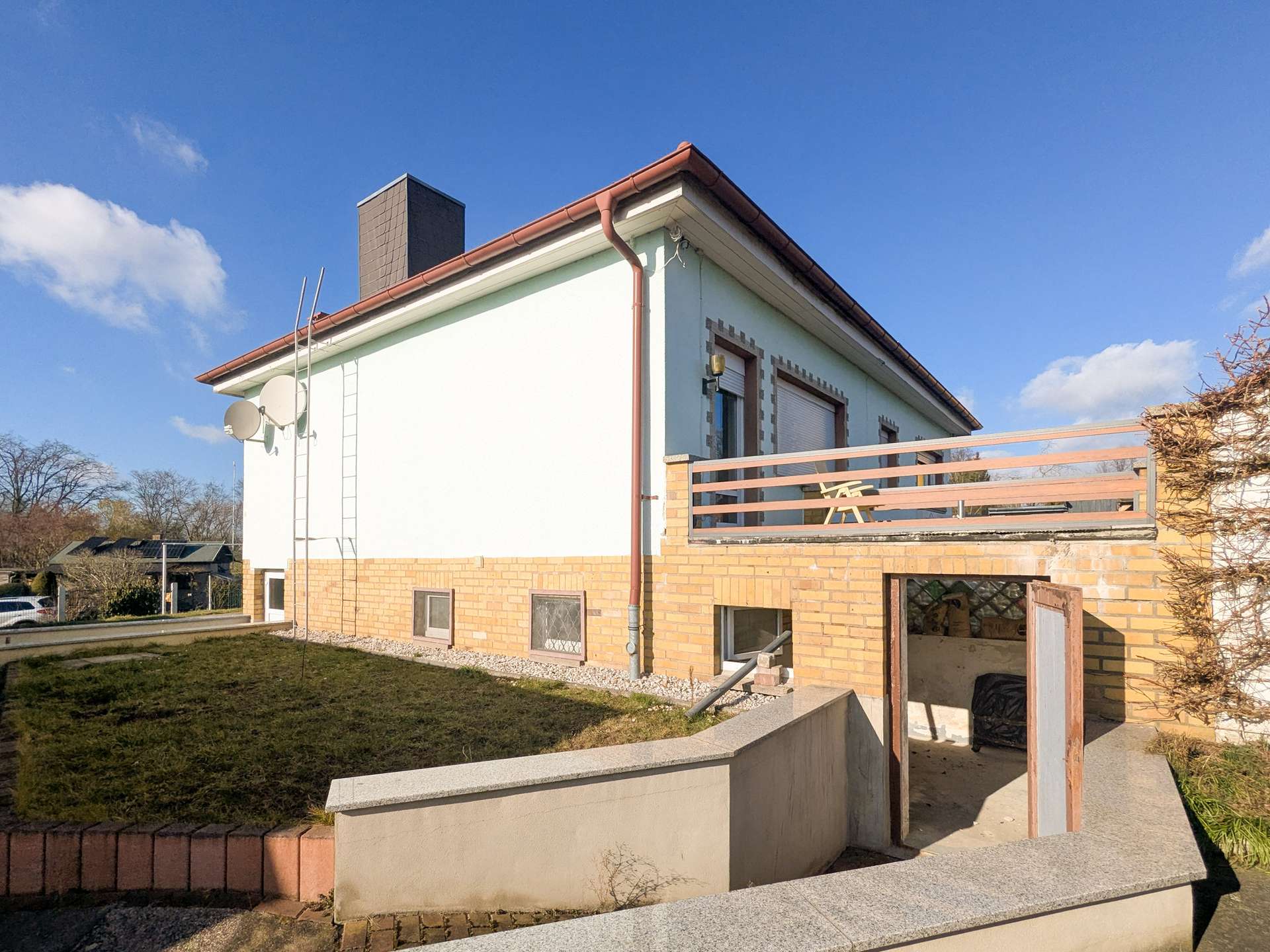 Seitenansicht mit Terrasse und Nebeneingang