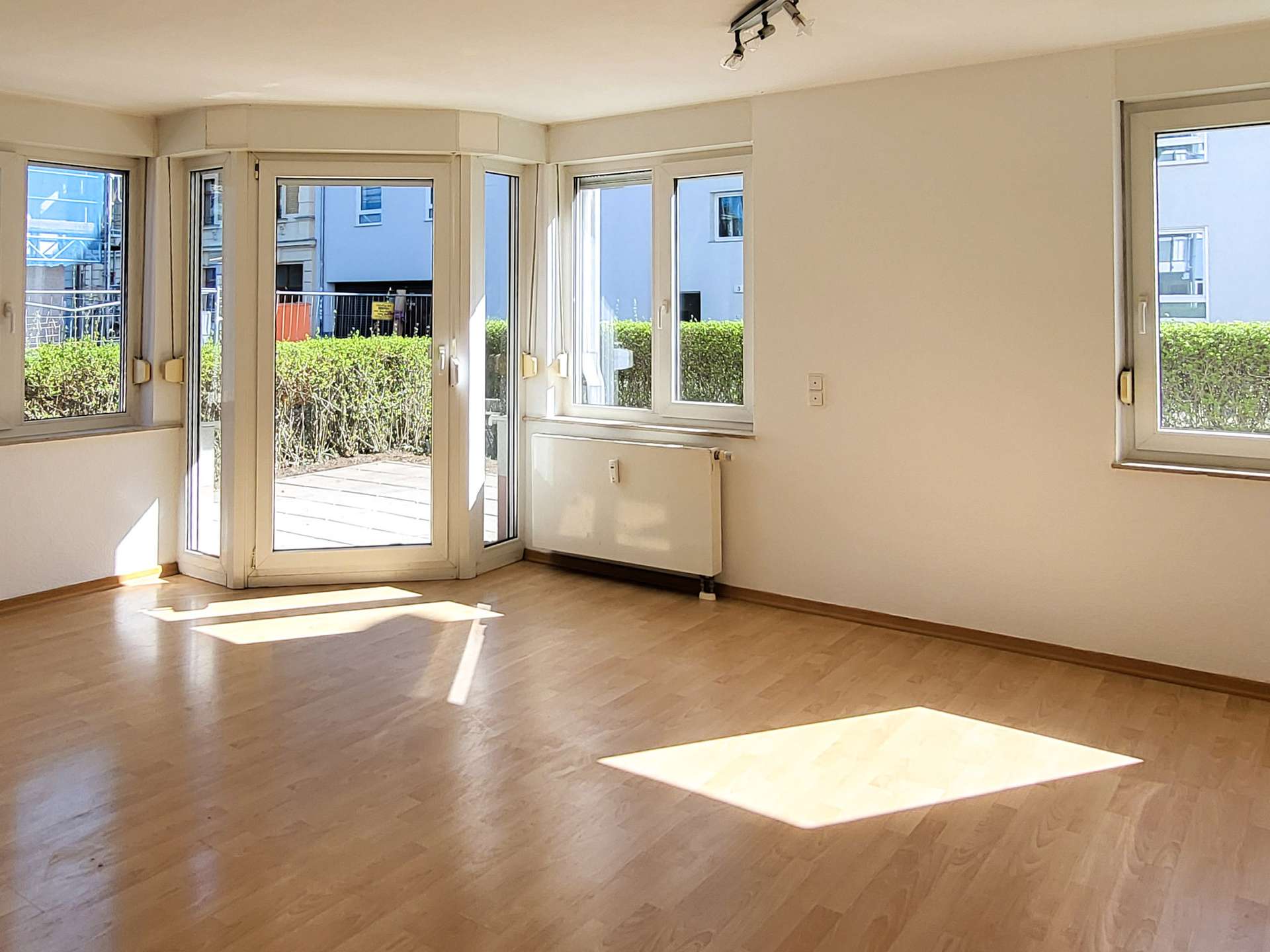 Lichtdurchflutetes Wohnzimmer