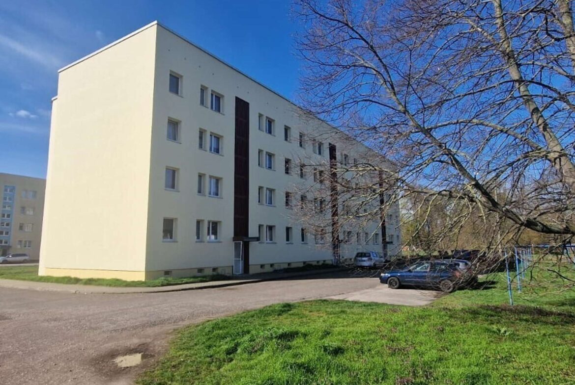 Zufahrt zur Wohnanlage mit Parkmöglichkeiten