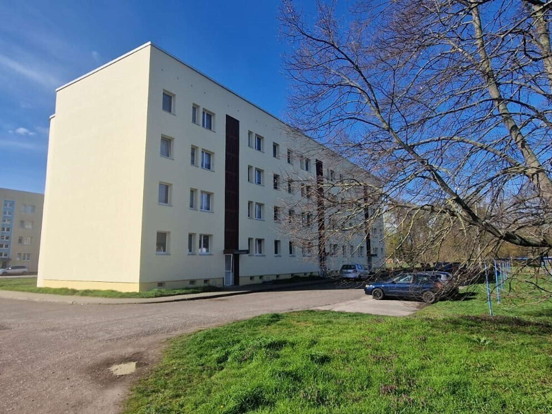 Zufahrt zur Wohnanlage mit Parkmöglichkeiten