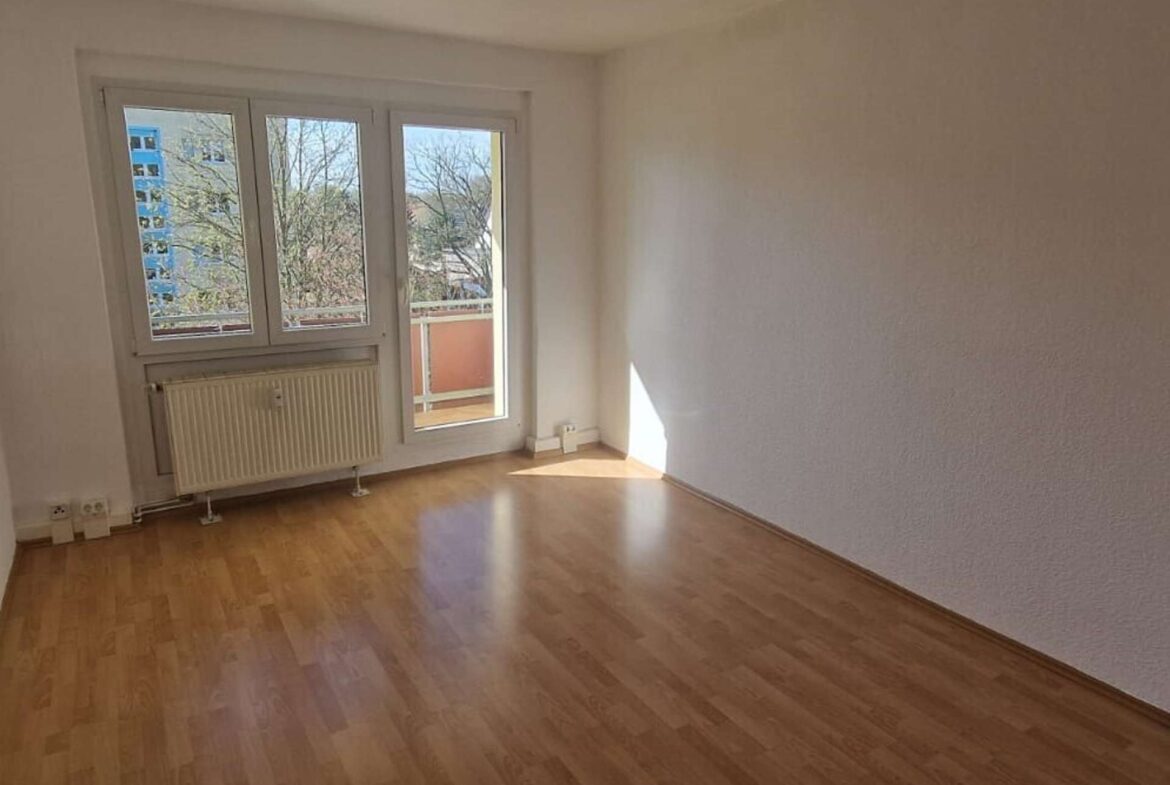 Wohnzimmer mit Balkon