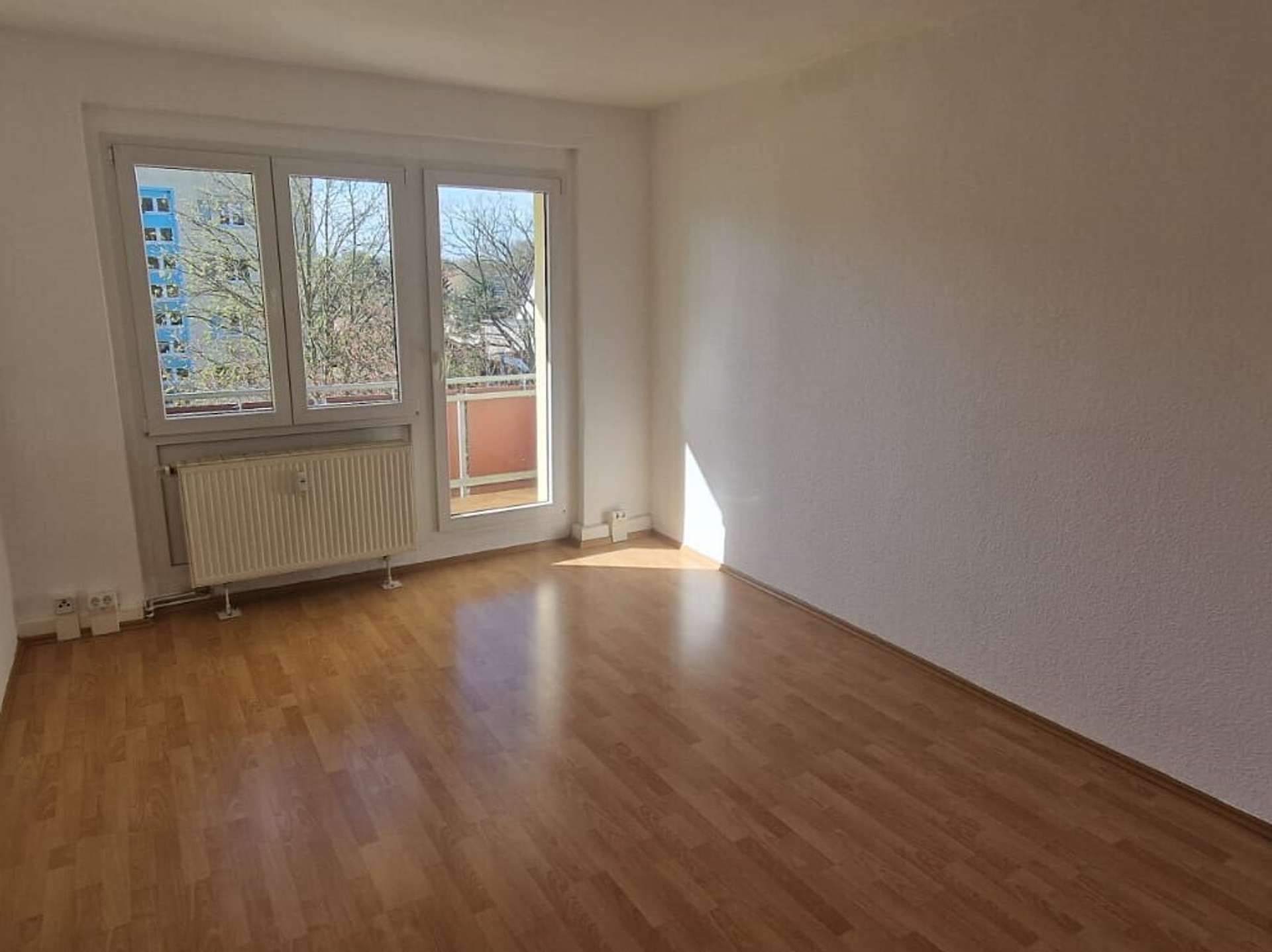 Wohnzimmer mit Balkon