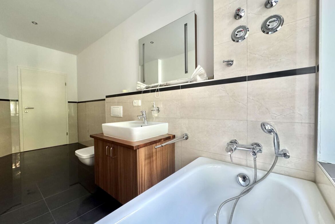 Badezimmer mit Badewanne