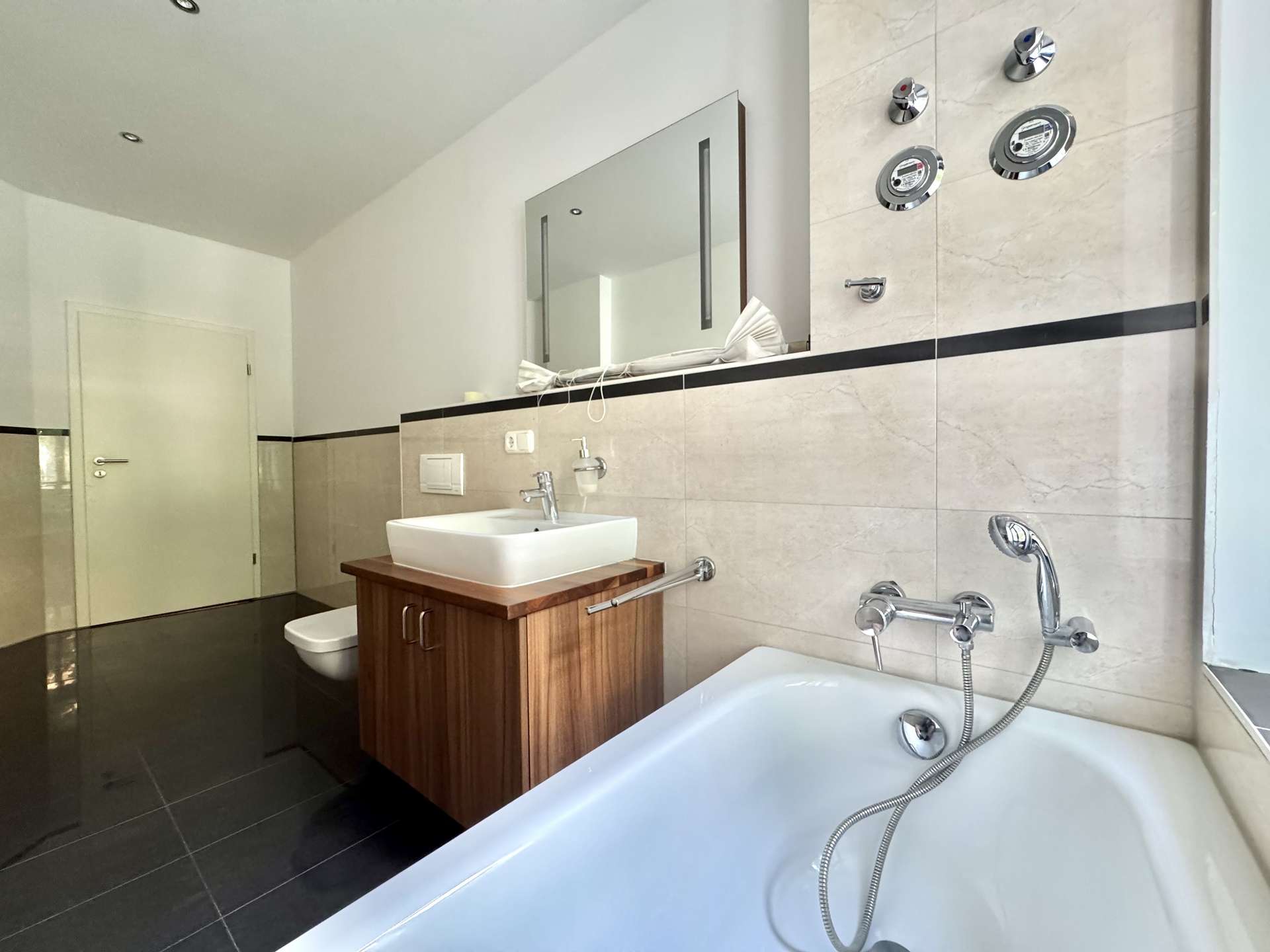 Badezimmer mit Badewanne
