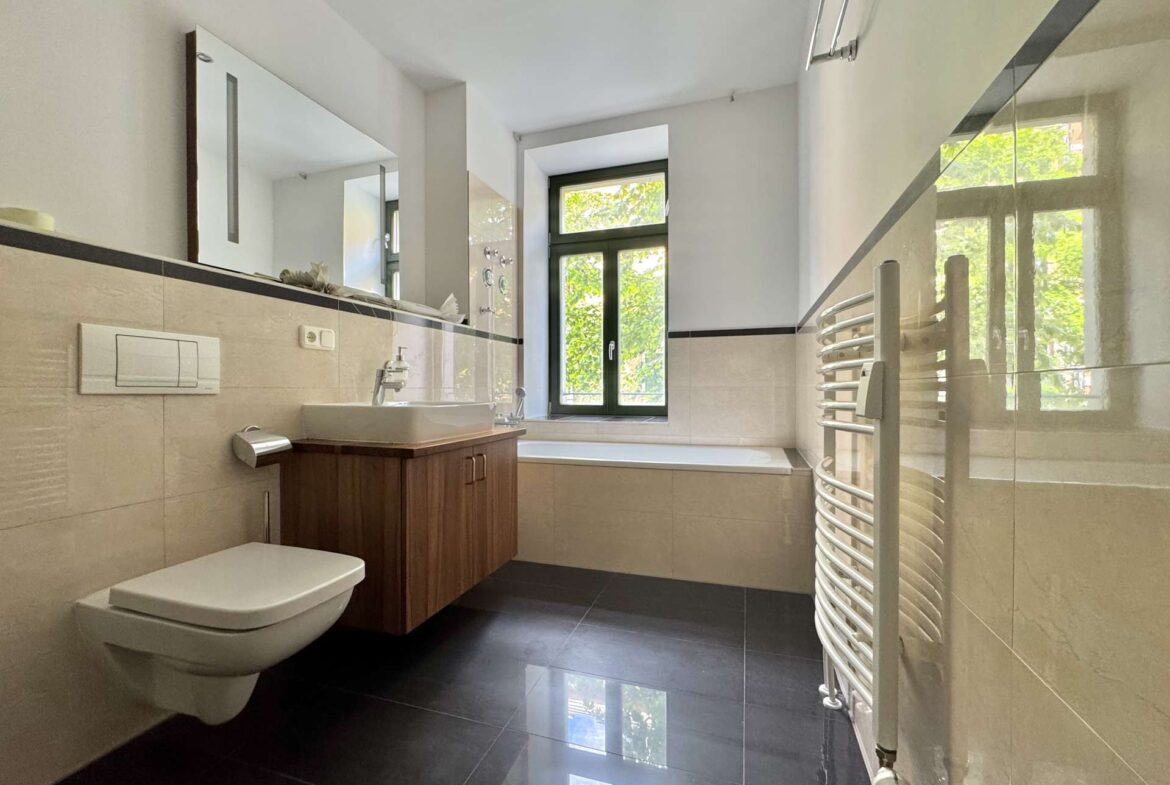 Tageslichtbad mit Handtuchwärmer und Badewanne