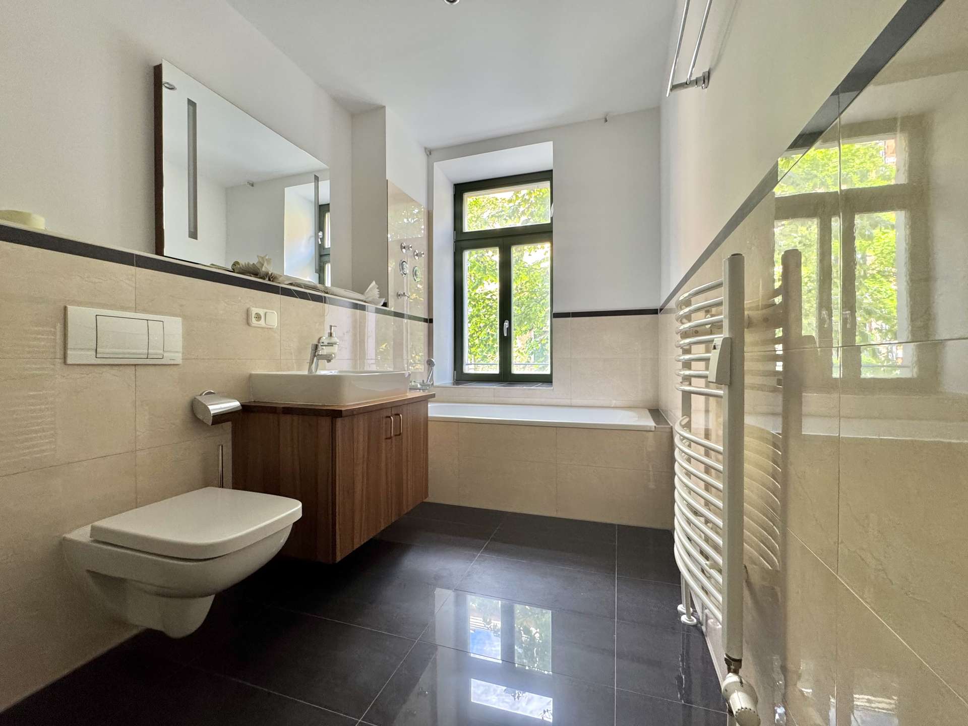 Tageslichtbad mit Handtuchwärmer und Badewanne