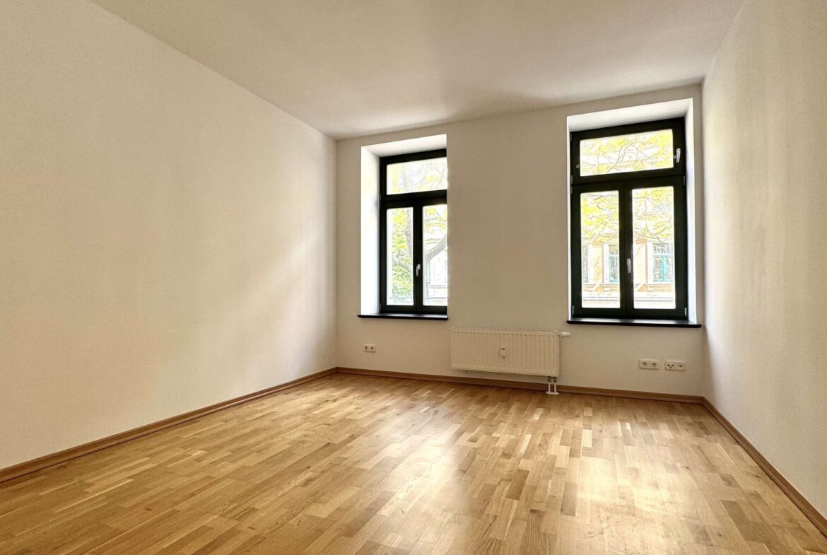 Schlafzimmer mit großen Fensterbänken