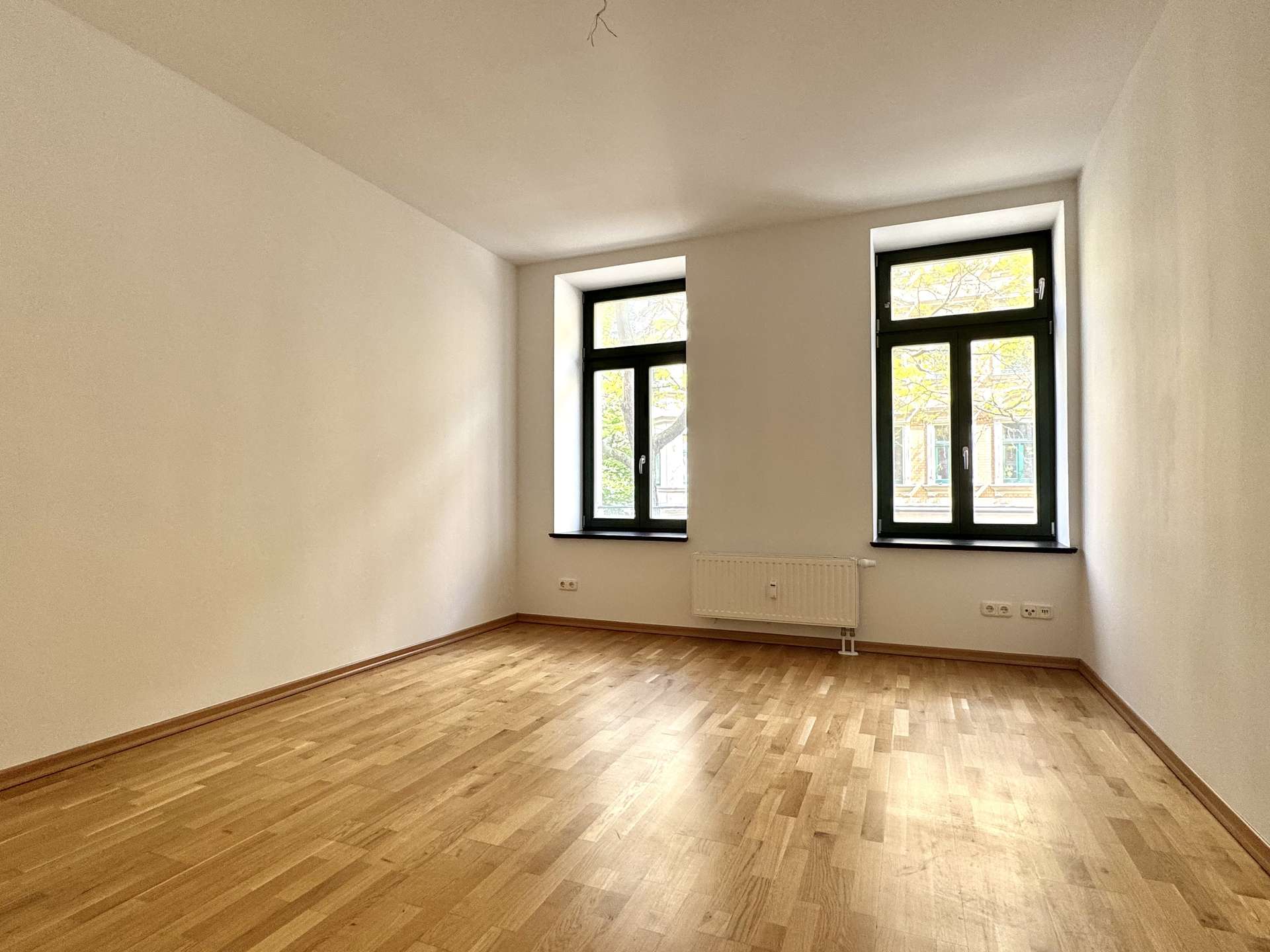 Schlafzimmer mit großen Fensterbänken