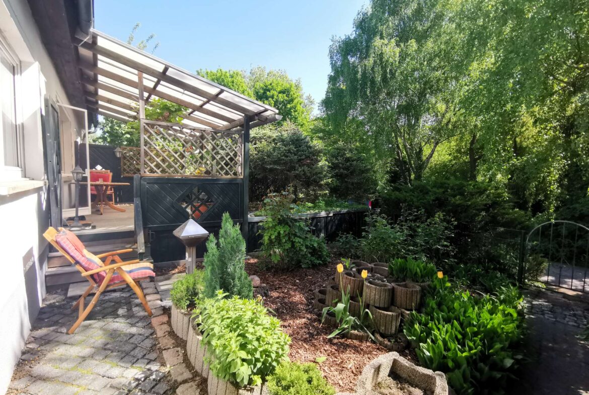 Terrasse und Grundstück