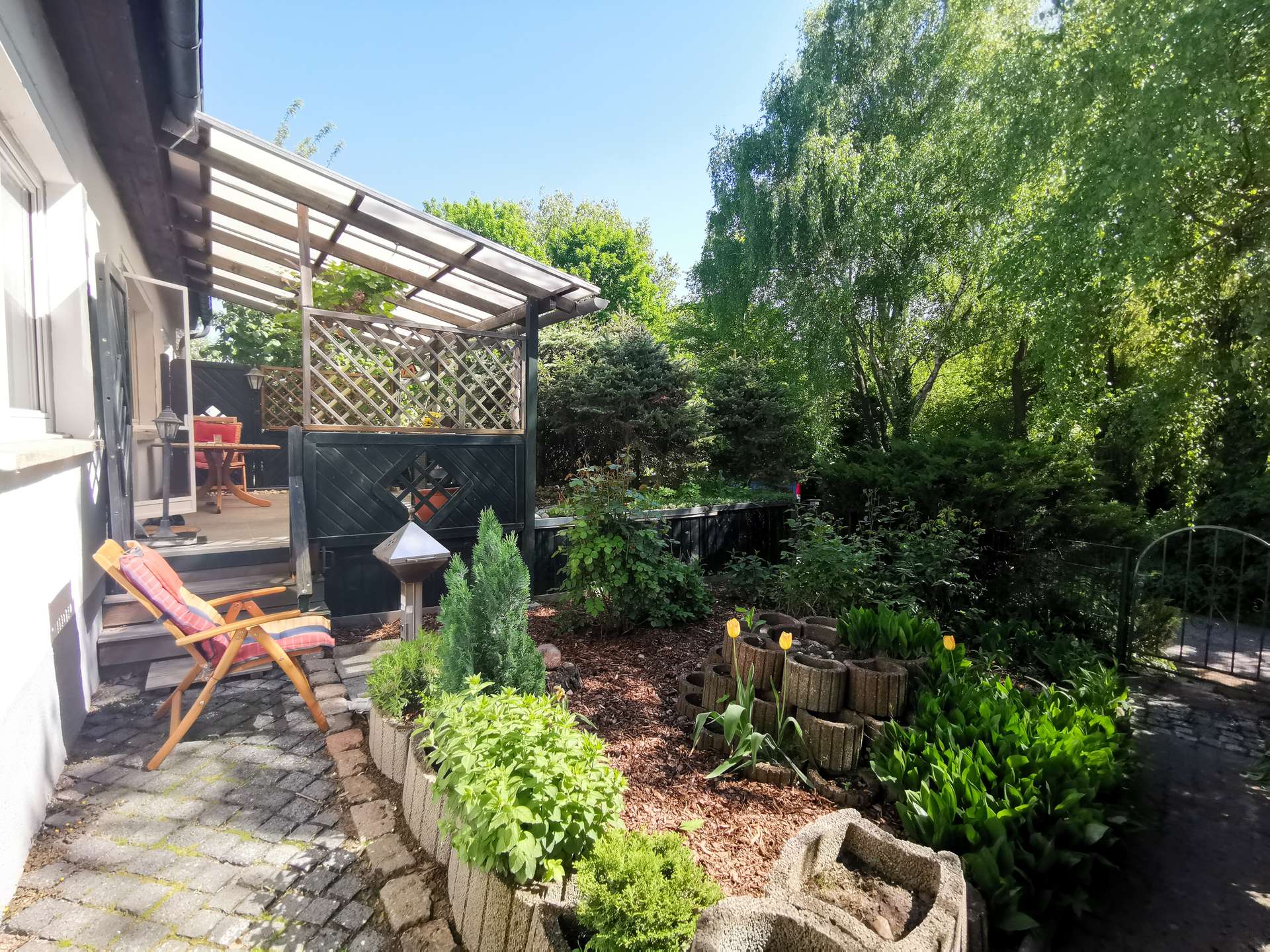 Terrasse und Grundstück
