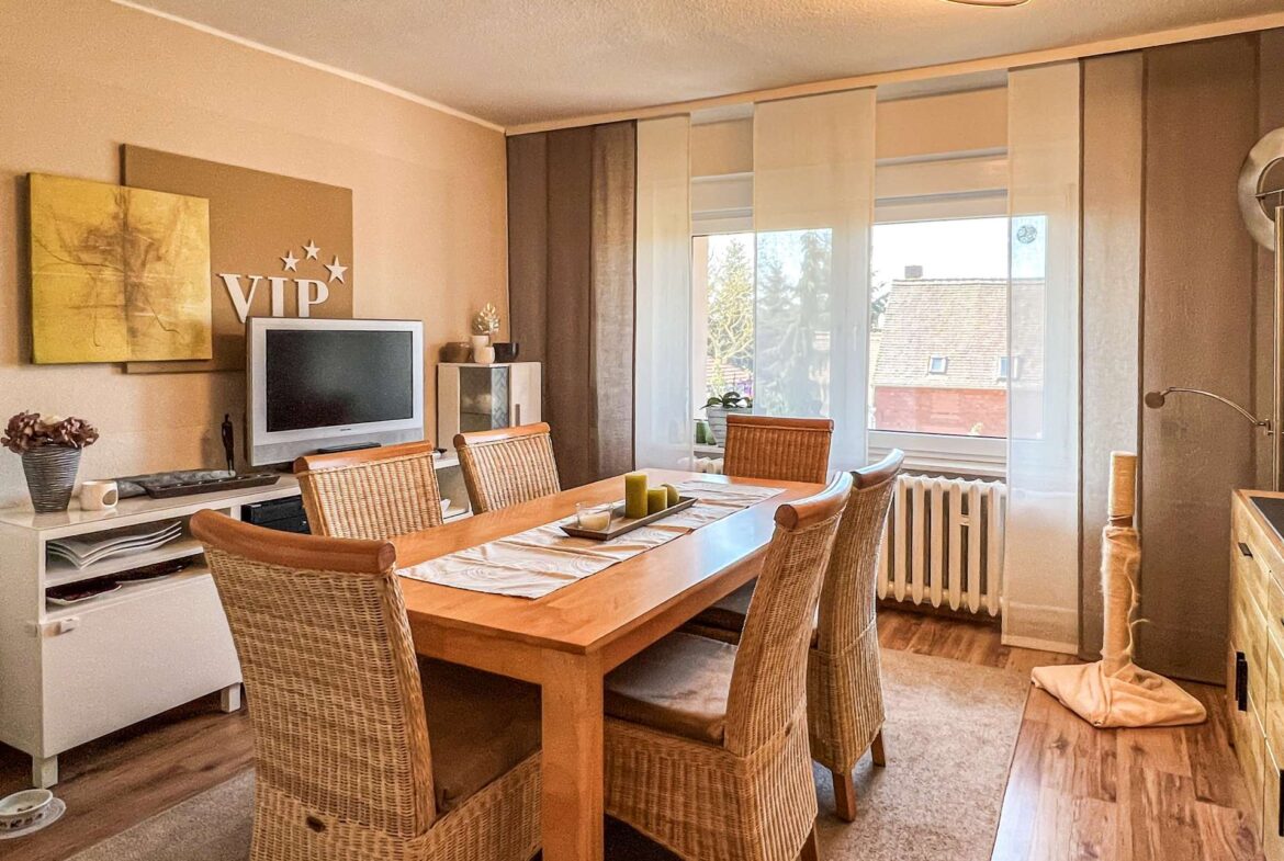 Helles Esszimmer OG