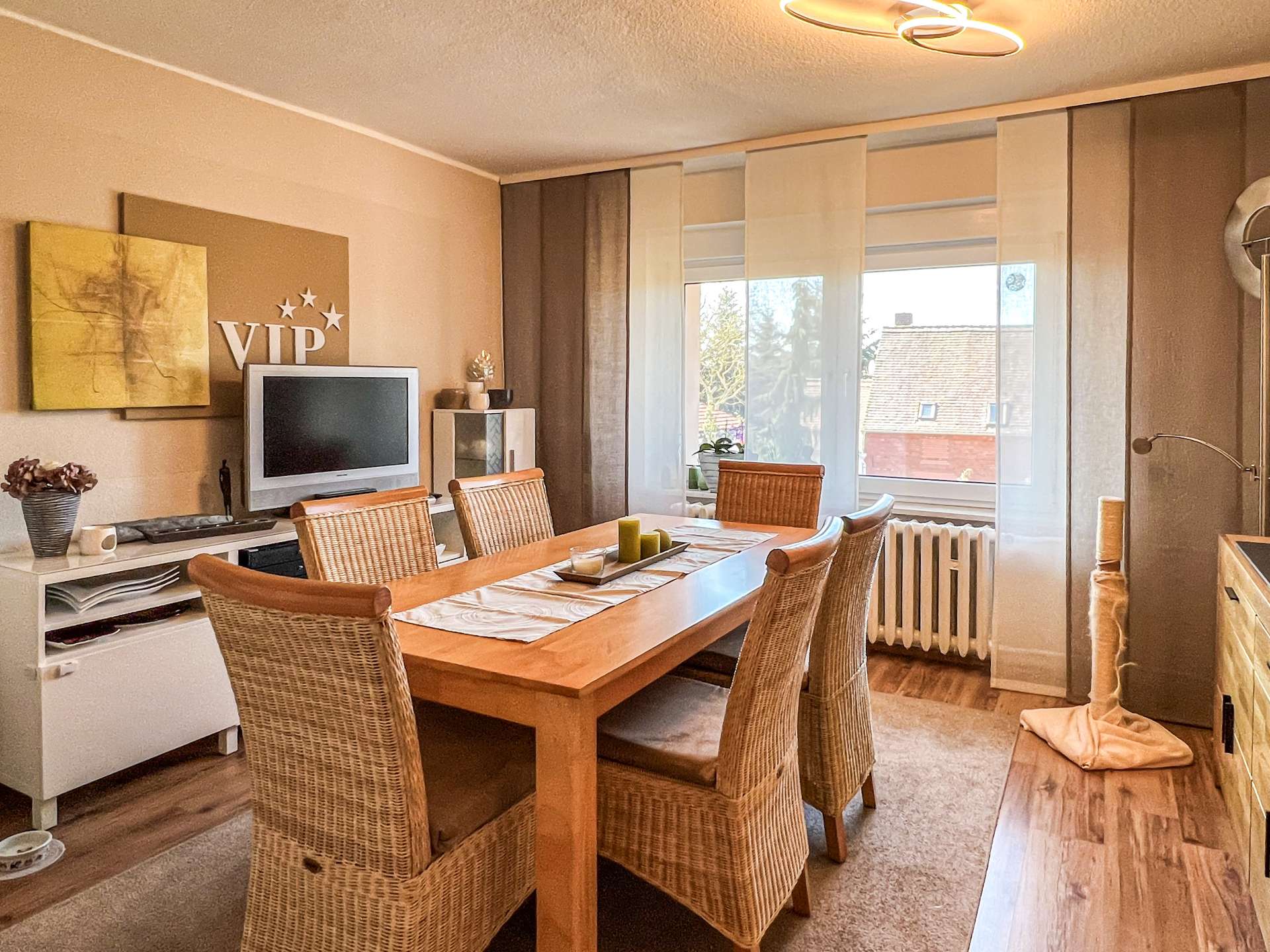 Helles Esszimmer OG