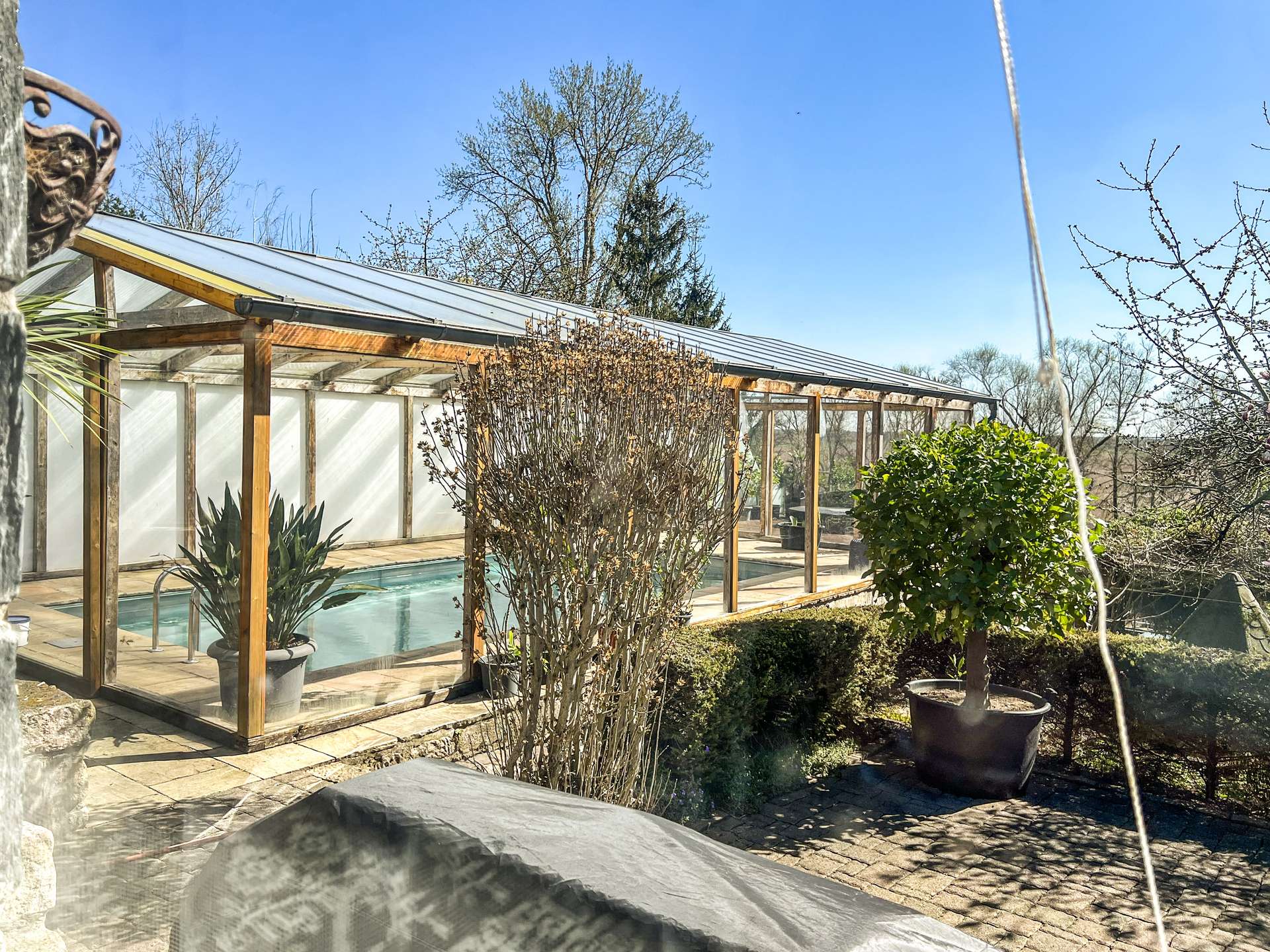 Blick auf das Poolhaus