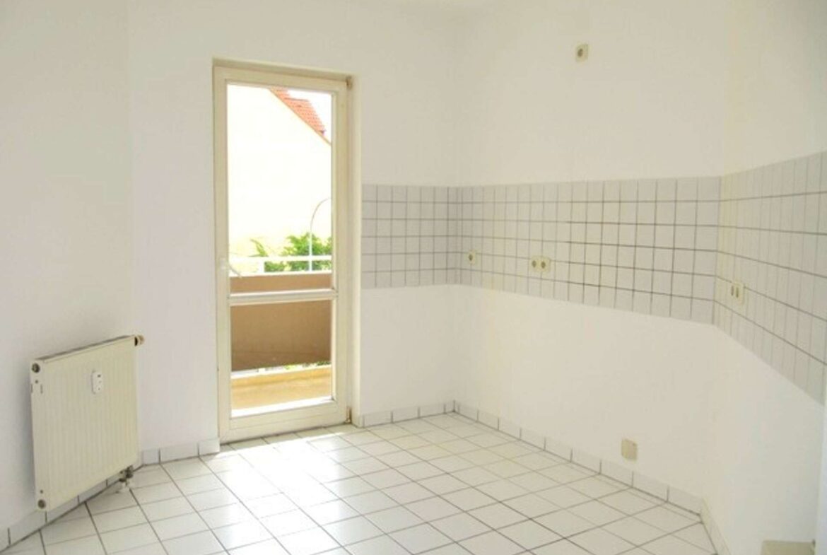 Küche mit Balkonzugang