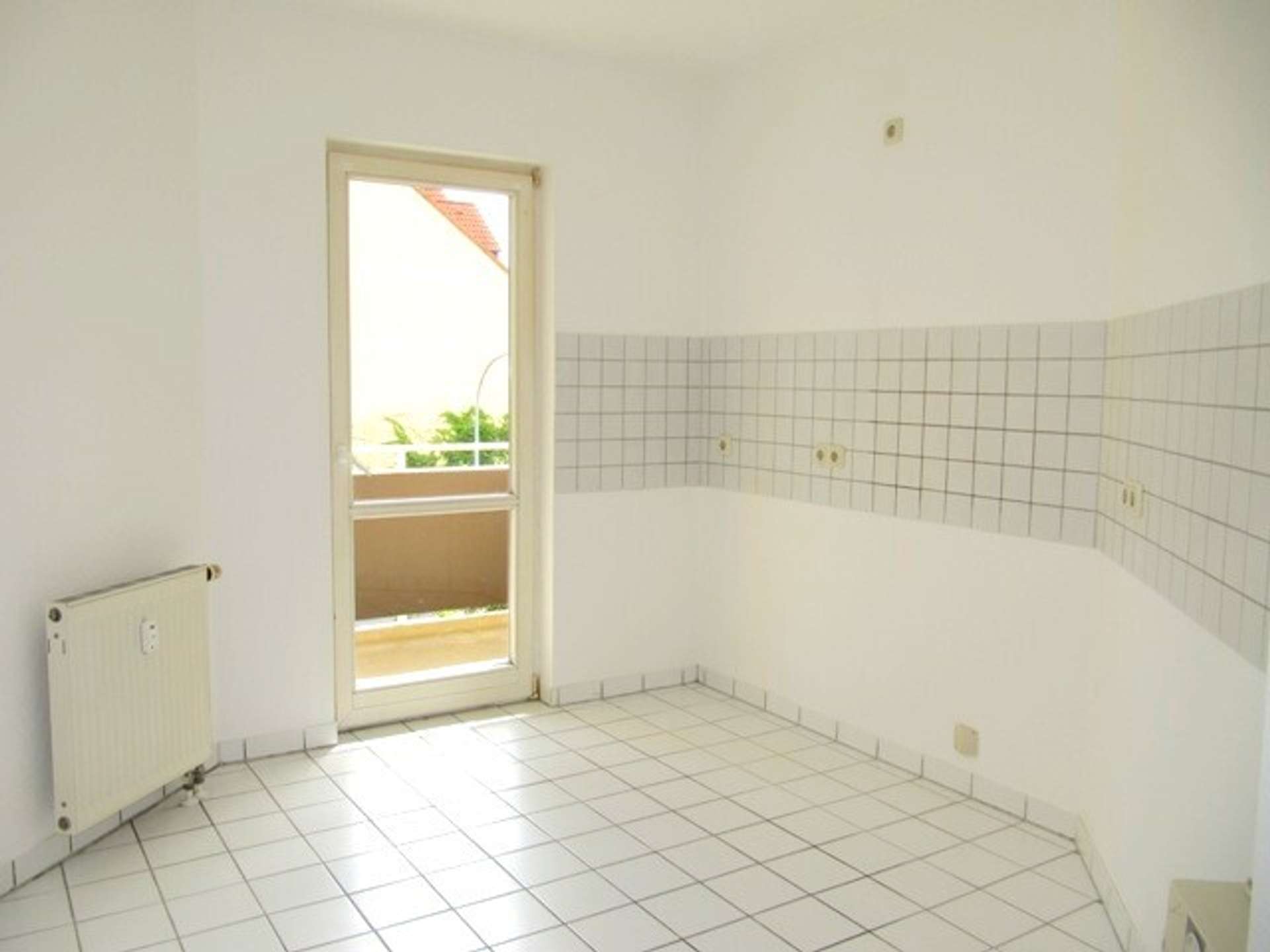 Küche mit Balkonzugang