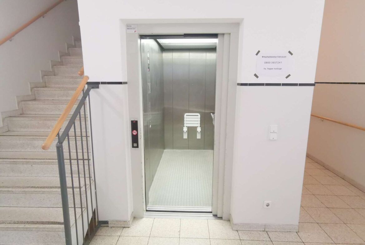 Geräumiger Aufzug mit Sitz