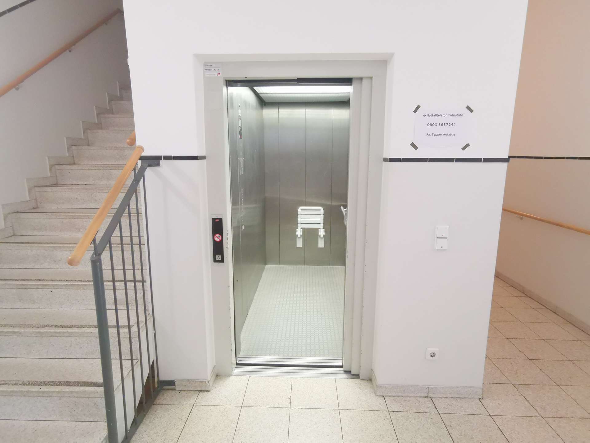 Geräumiger Aufzug mit Sitz